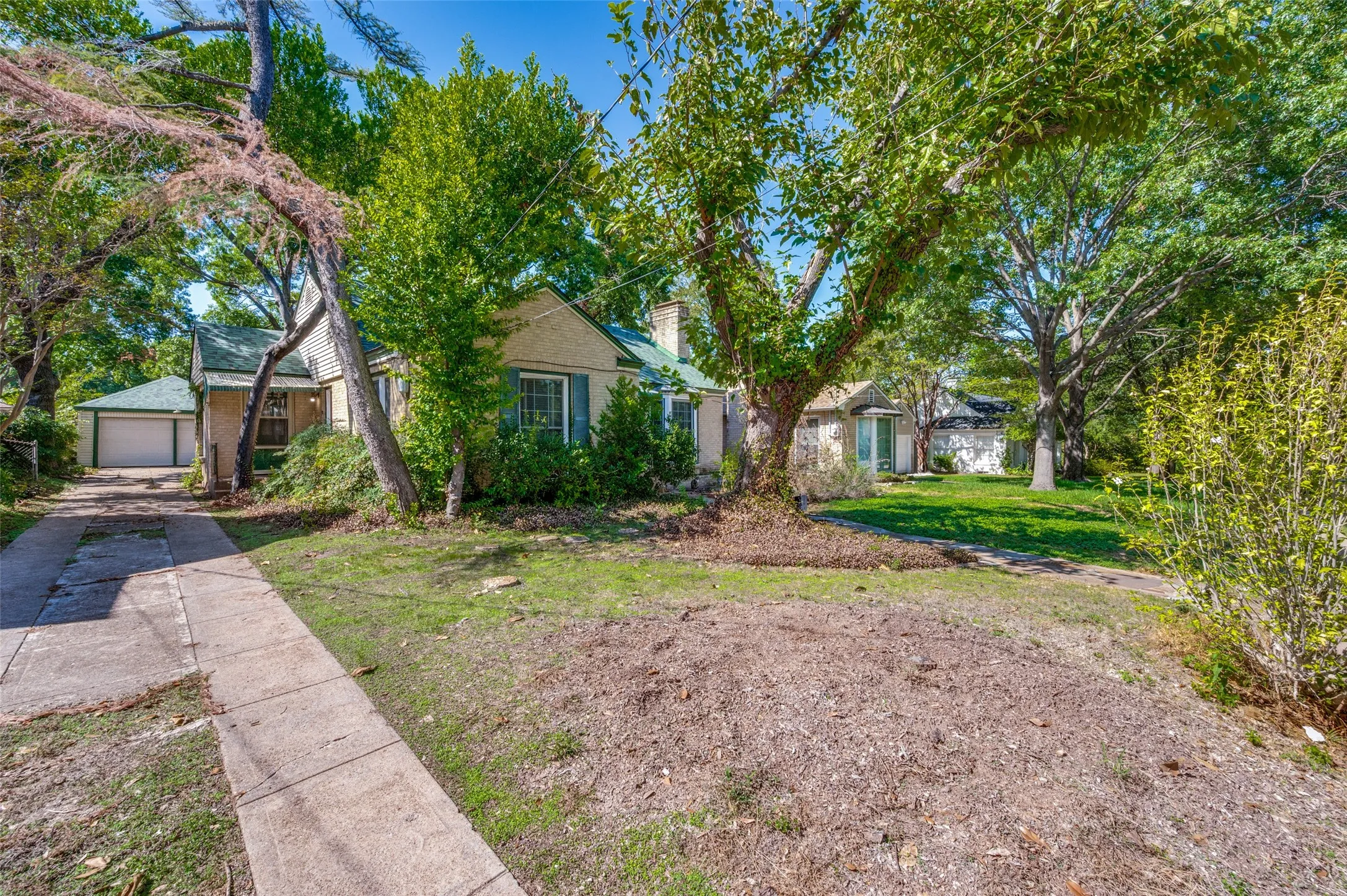 Single Family Residence For Sale in Dallas County , 707 N Oak Cliff Boulevard, Dallas, Texas 75208, 2 Bedroom, 1 Bathroom, 2 Garage spaces, 1,765 Sqft, built in 1940, mls#21407462, Real Estate Agent in Dallas, Homes For Sale in Dallas county, Homes For Sale in Dallas, Realtor in Dallas Texas, Real Estate Brokerage Independent Realty Texas, Luminita Cordes Realtor