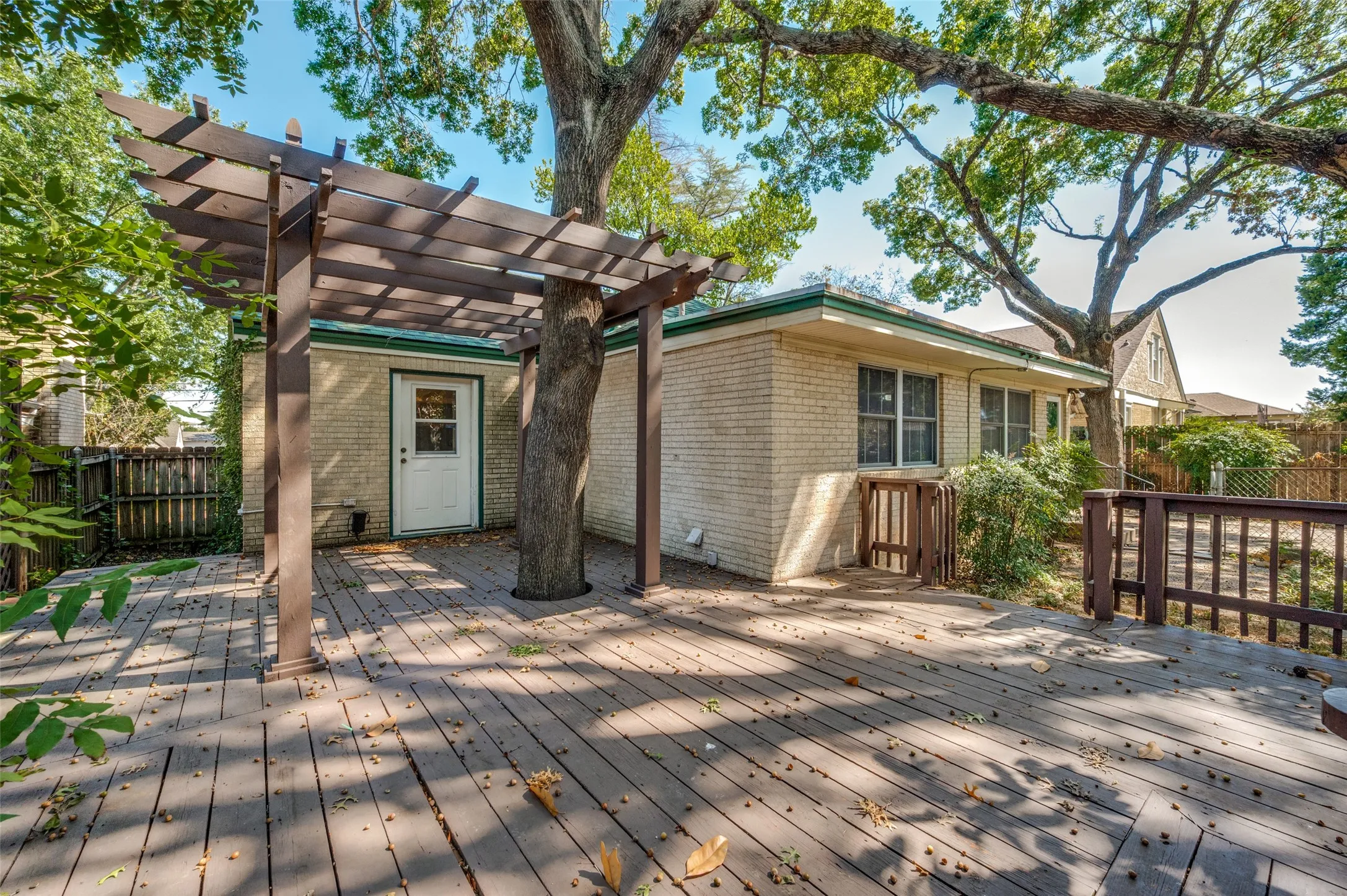 Single Family Residence For Sale in Dallas County , 707 N Oak Cliff Boulevard, Dallas, Texas 75208, 2 Bedroom, 1 Bathroom, 2 Garage spaces, 1,765 Sqft, built in 1940, mls#21407462, Real Estate Agent in Dallas, Homes For Sale in Dallas county, Homes For Sale in Dallas, Realtor in Dallas Texas, Real Estate Brokerage Independent Realty Texas, Luminita Cordes Realtor