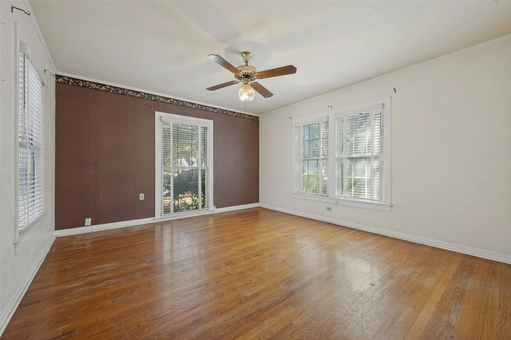 Single Family Residence For Sale in Dallas County , 707 N Oak Cliff Boulevard, Dallas, Texas 75208, 2 Bedroom, 1 Bathroom, 2 Garage spaces, 1,765 Sqft, built in 1940, mls#21407462, Real Estate Agent in Dallas, Homes For Sale in Dallas county, Homes For Sale in Dallas, Realtor in Dallas Texas, Real Estate Brokerage Independent Realty Texas, Luminita Cordes Realtor