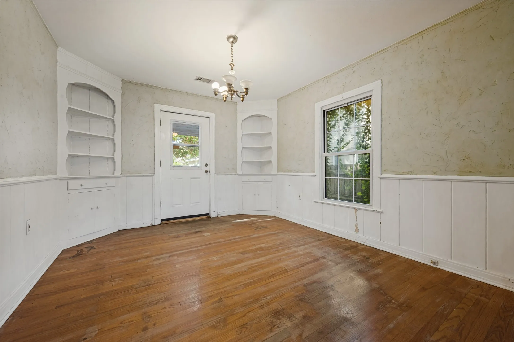 Single Family Residence For Sale in Dallas County , 707 N Oak Cliff Boulevard, Dallas, Texas 75208, 2 Bedroom, 1 Bathroom, 2 Garage spaces, 1,765 Sqft, built in 1940, mls#21407462, Real Estate Agent in Dallas, Homes For Sale in Dallas county, Homes For Sale in Dallas, Realtor in Dallas Texas, Real Estate Brokerage Independent Realty Texas, Luminita Cordes Realtor
