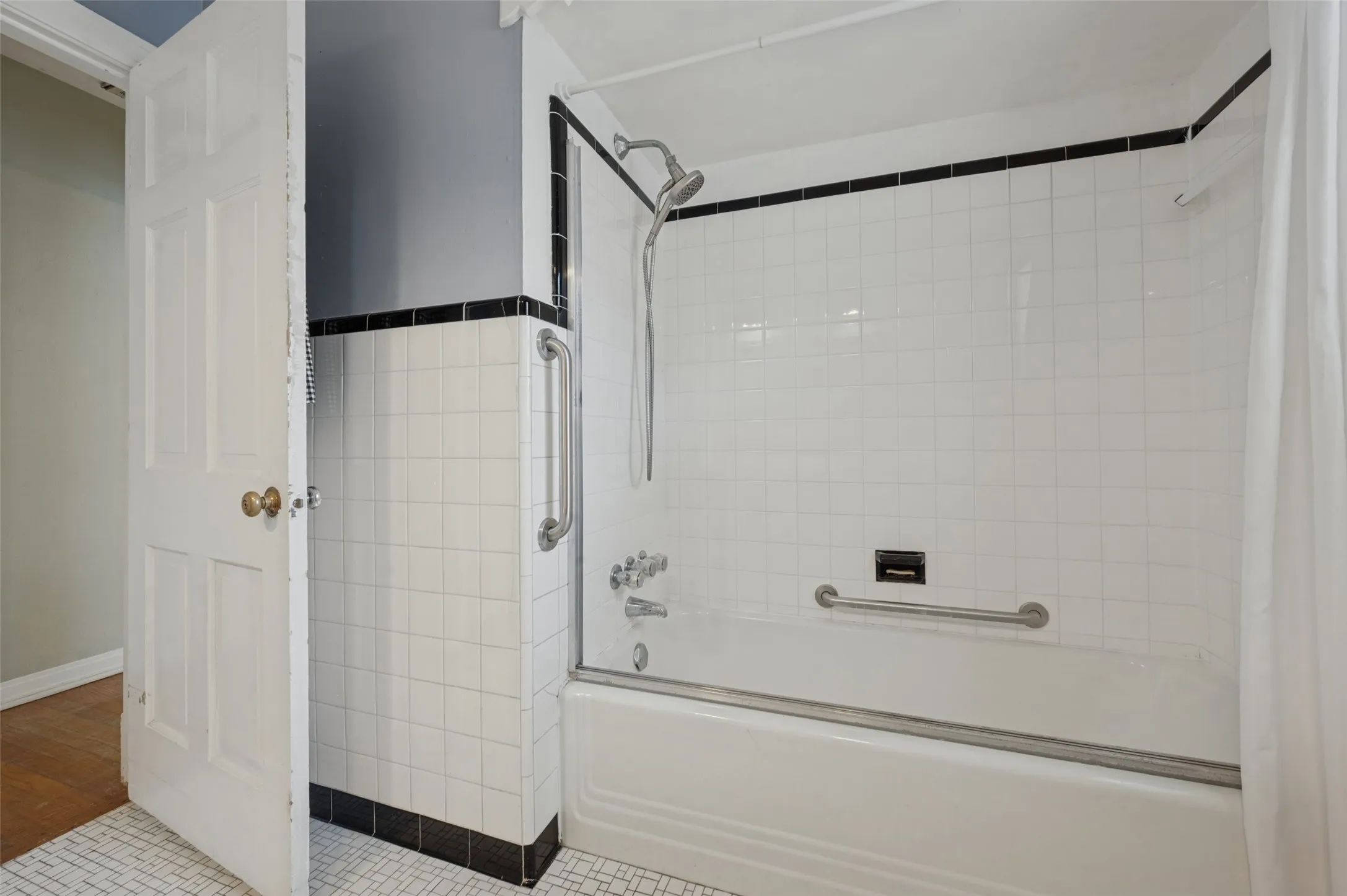 Single Family Residence For Sale in Dallas County , 707 N Oak Cliff Boulevard, Dallas, Texas 75208, 2 Bedroom, 1 Bathroom, 2 Garage spaces, 1,765 Sqft, built in 1940, mls#21407462, Real Estate Agent in Dallas, Homes For Sale in Dallas county, Homes For Sale in Dallas, Realtor in Dallas Texas, Real Estate Brokerage Independent Realty Texas, Luminita Cordes Realtor