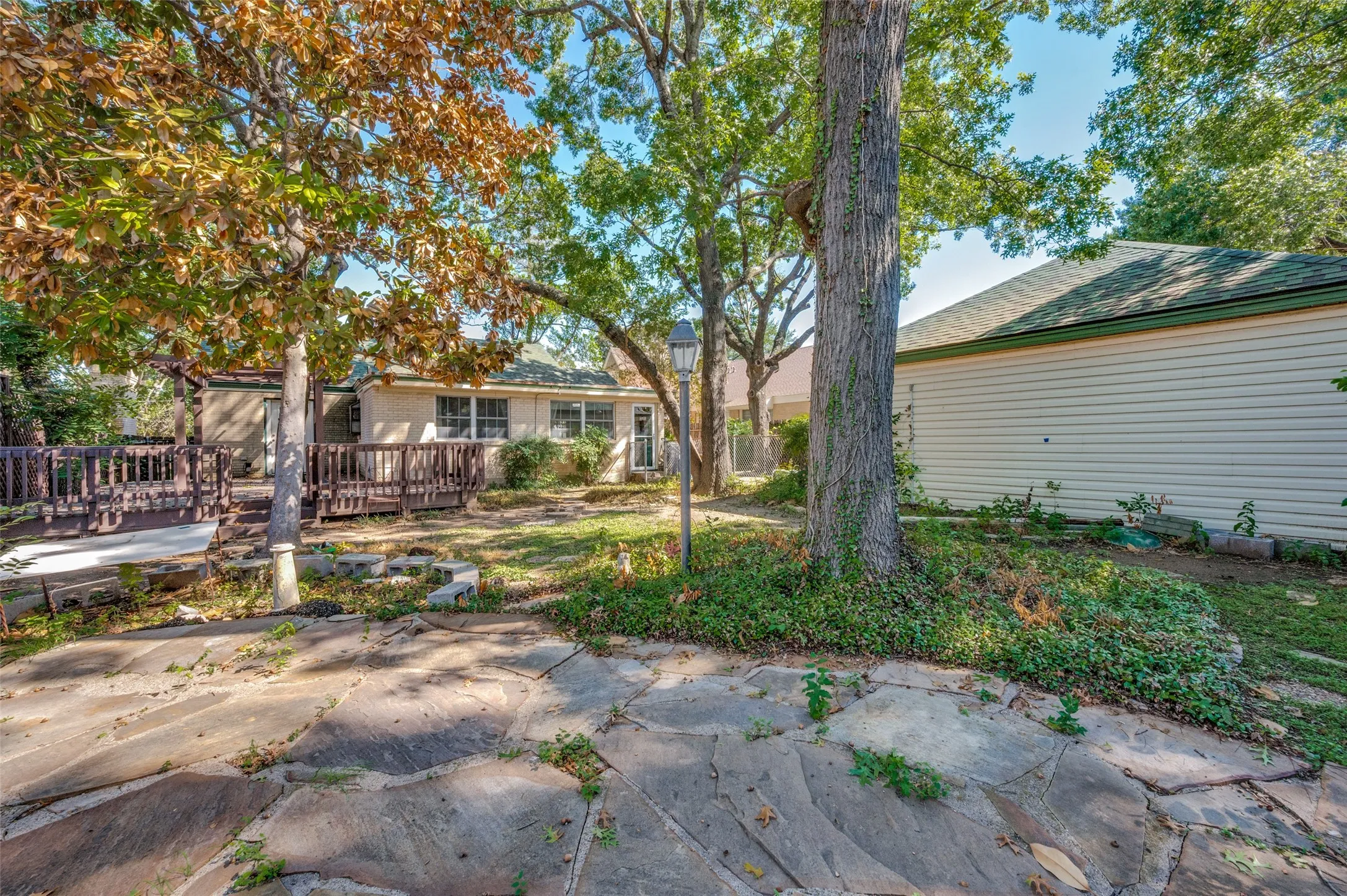 Single Family Residence For Sale in Dallas County , 707 N Oak Cliff Boulevard, Dallas, Texas 75208, 2 Bedroom, 1 Bathroom, 2 Garage spaces, 1,765 Sqft, built in 1940, mls#21407462, Real Estate Agent in Dallas, Homes For Sale in Dallas county, Homes For Sale in Dallas, Realtor in Dallas Texas, Real Estate Brokerage Independent Realty Texas, Luminita Cordes Realtor
