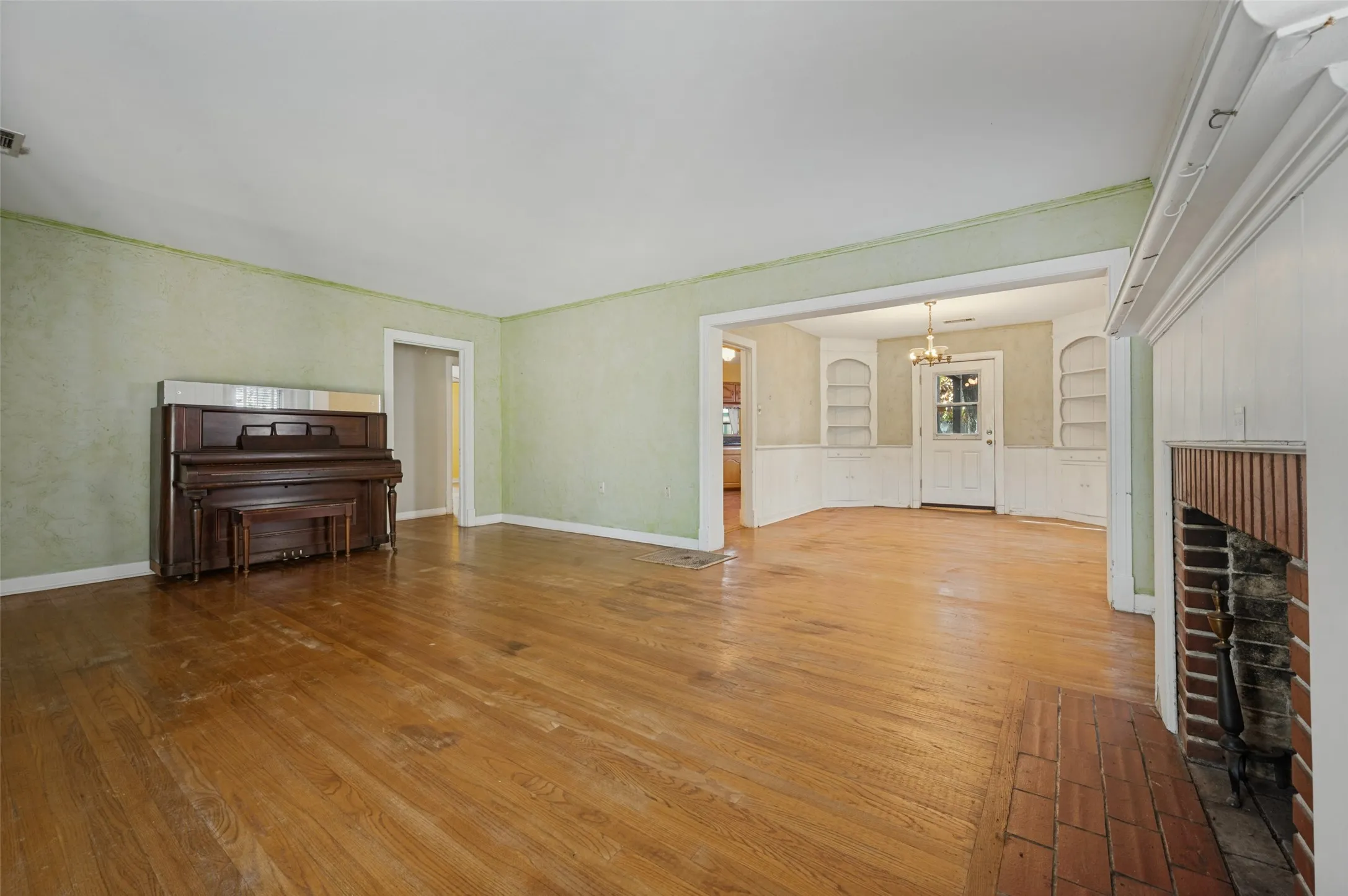 Single Family Residence For Sale in Dallas County , 707 N Oak Cliff Boulevard, Dallas, Texas 75208, 2 Bedroom, 1 Bathroom, 2 Garage spaces, 1,765 Sqft, built in 1940, mls#21407462, Real Estate Agent in Dallas, Homes For Sale in Dallas county, Homes For Sale in Dallas, Realtor in Dallas Texas, Real Estate Brokerage Independent Realty Texas, Luminita Cordes Realtor