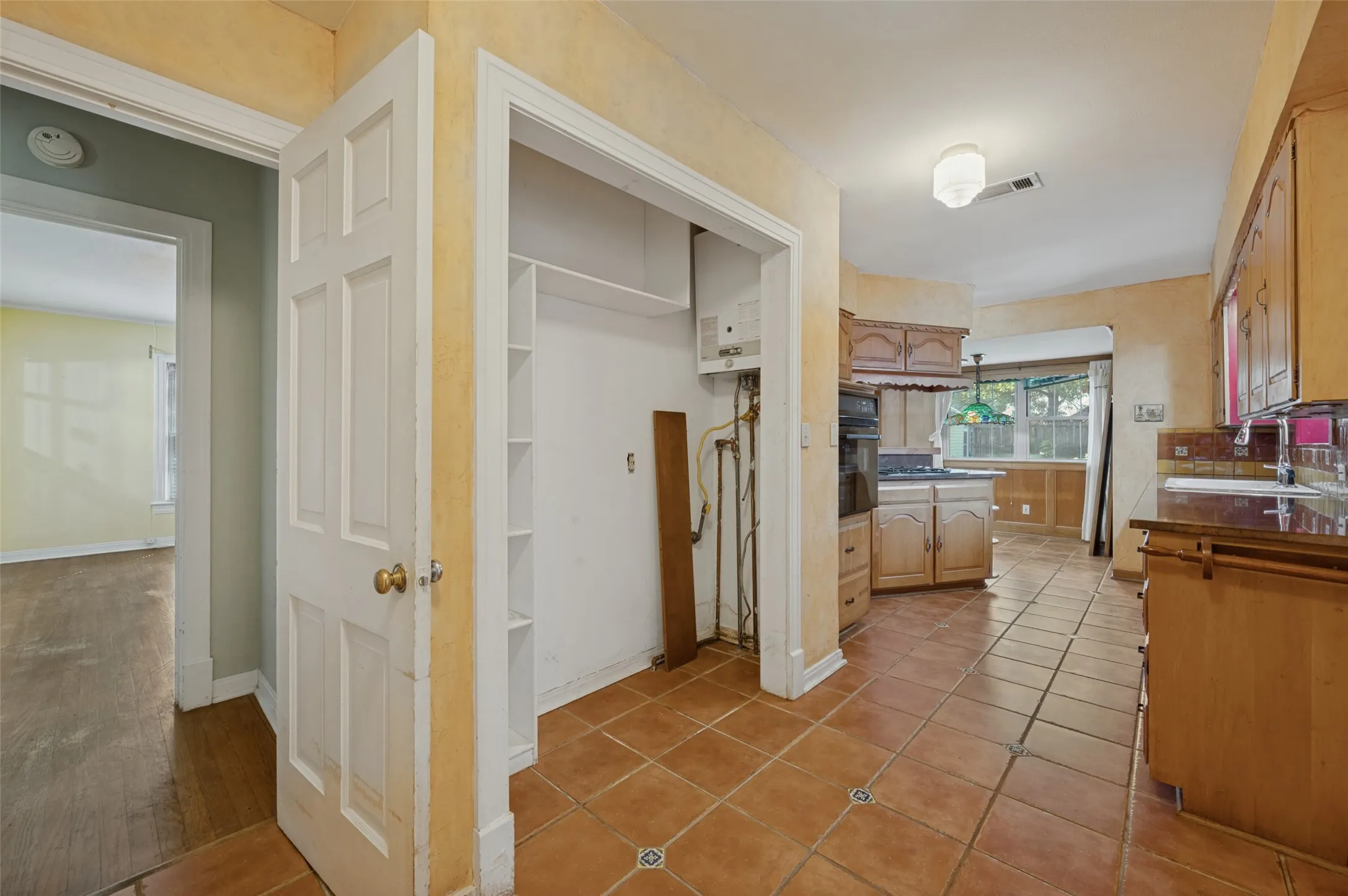 Single Family Residence For Sale in Dallas County , 707 N Oak Cliff Boulevard, Dallas, Texas 75208, 2 Bedroom, 1 Bathroom, 2 Garage spaces, 1,765 Sqft, built in 1940, mls#21407462, Real Estate Agent in Dallas, Homes For Sale in Dallas county, Homes For Sale in Dallas, Realtor in Dallas Texas, Real Estate Brokerage Independent Realty Texas, Luminita Cordes Realtor