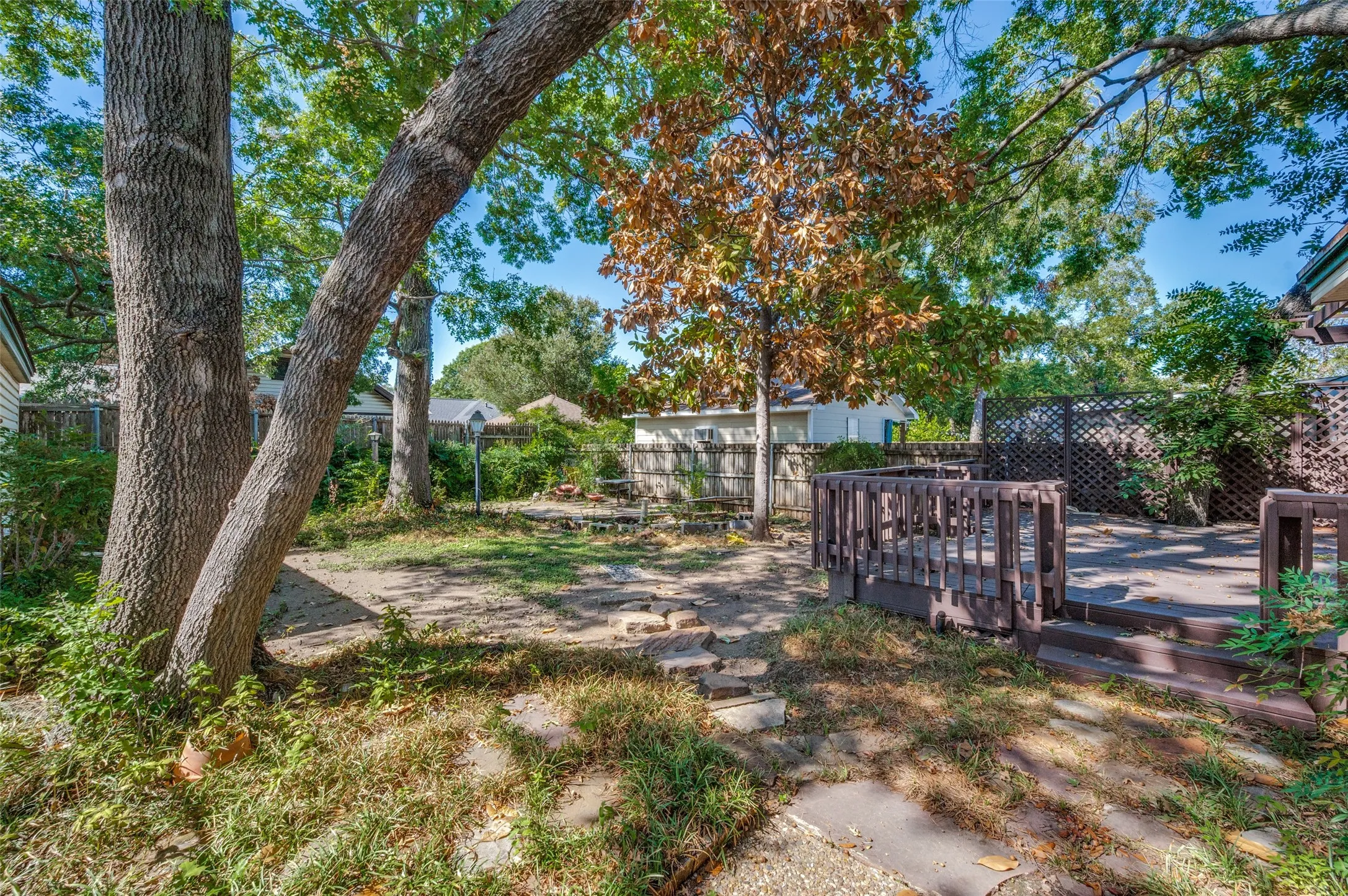 Single Family Residence For Sale in Dallas County , 707 N Oak Cliff Boulevard, Dallas, Texas 75208, 2 Bedroom, 1 Bathroom, 2 Garage spaces, 1,765 Sqft, built in 1940, mls#21407462, Real Estate Agent in Dallas, Homes For Sale in Dallas county, Homes For Sale in Dallas, Realtor in Dallas Texas, Real Estate Brokerage Independent Realty Texas, Luminita Cordes Realtor