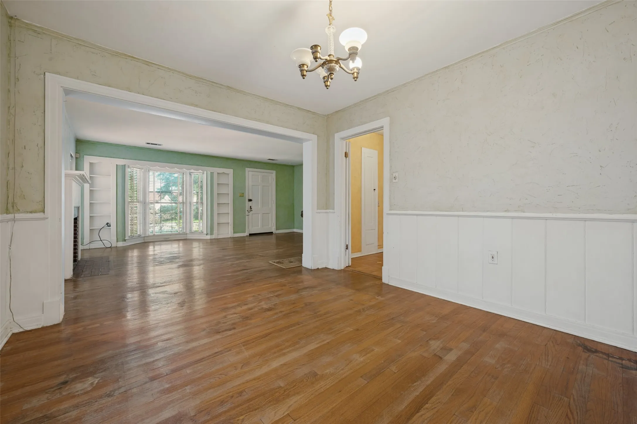 Single Family Residence For Sale in Dallas County , 707 N Oak Cliff Boulevard, Dallas, Texas 75208, 2 Bedroom, 1 Bathroom, 2 Garage spaces, 1,765 Sqft, built in 1940, mls#21407462, Real Estate Agent in Dallas, Homes For Sale in Dallas county, Homes For Sale in Dallas, Realtor in Dallas Texas, Real Estate Brokerage Independent Realty Texas, Luminita Cordes Realtor