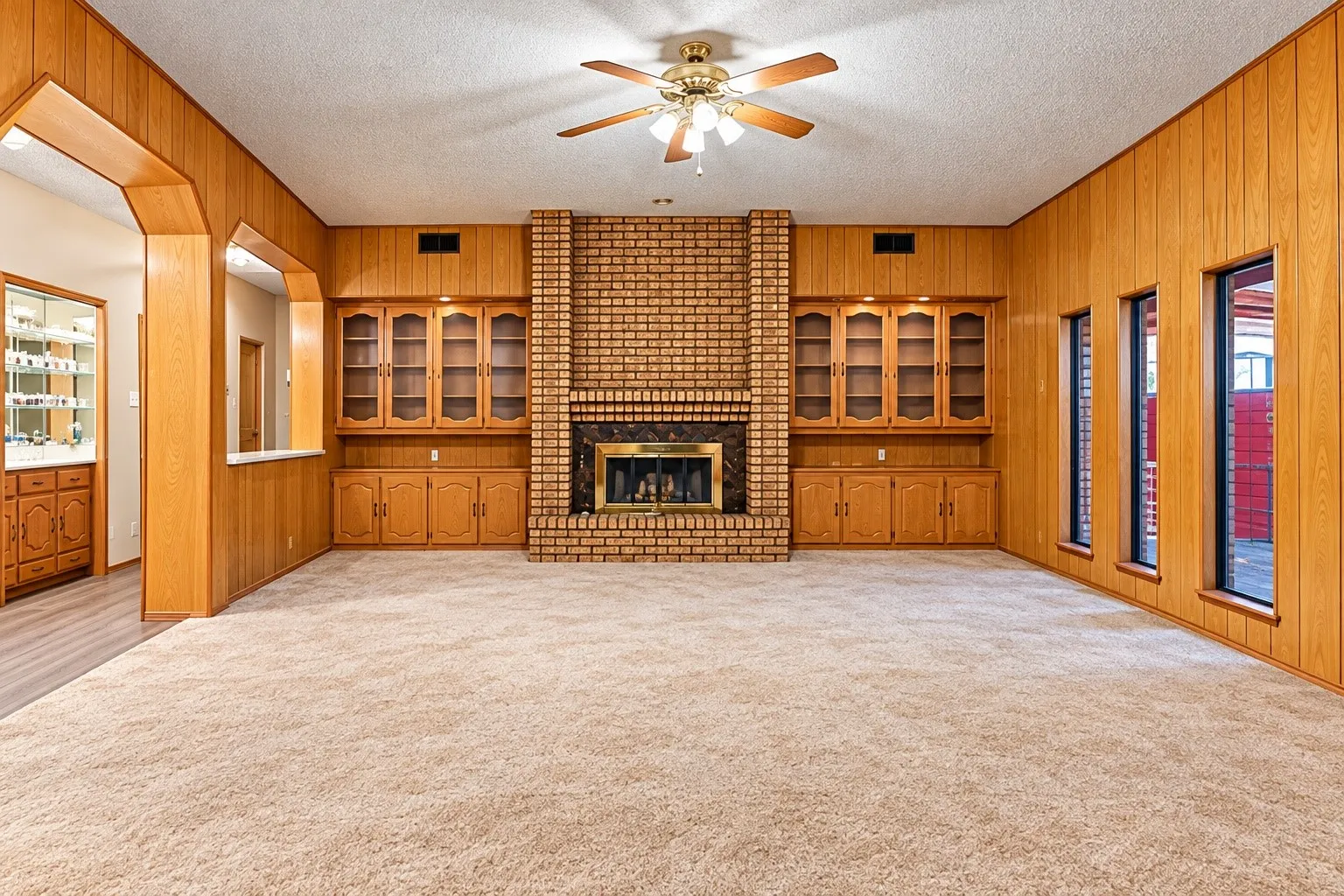 Single Family Residence For Sale in Johnson County , 1605 Heather Court, Cleburne, Texas 76033, 3 Bedroom, 3 Bathroom, 2 Garage spaces, 3,115 Sqft, built in 1986, mls#21407371, Real Estate Agent in Cleburne, Homes For Sale in Johnson county, Homes For Sale in Cleburne, Realtor in Cleburne Texas, Real Estate Brokerage Independent Realty Texas, Luminita Cordes Realtor