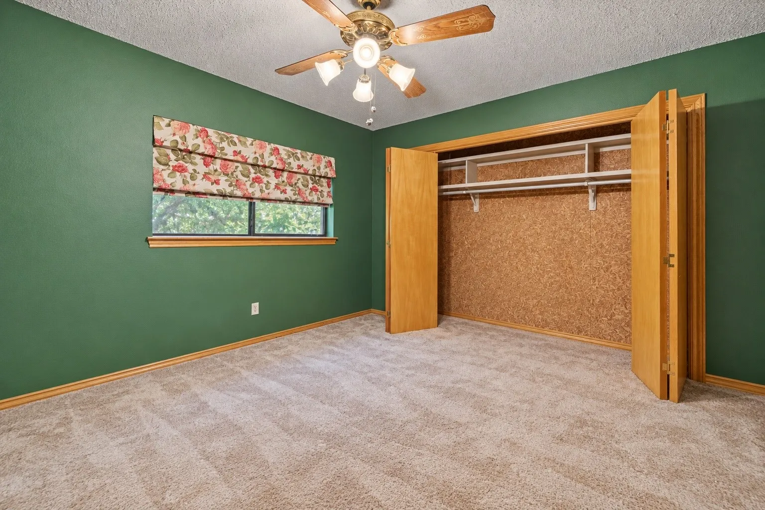 Single Family Residence For Sale in Johnson County , 1605 Heather Court, Cleburne, Texas 76033, 3 Bedroom, 3 Bathroom, 2 Garage spaces, 3,115 Sqft, built in 1986, mls#21407371, Real Estate Agent in Cleburne, Homes For Sale in Johnson county, Homes For Sale in Cleburne, Realtor in Cleburne Texas, Real Estate Brokerage Independent Realty Texas, Luminita Cordes Realtor