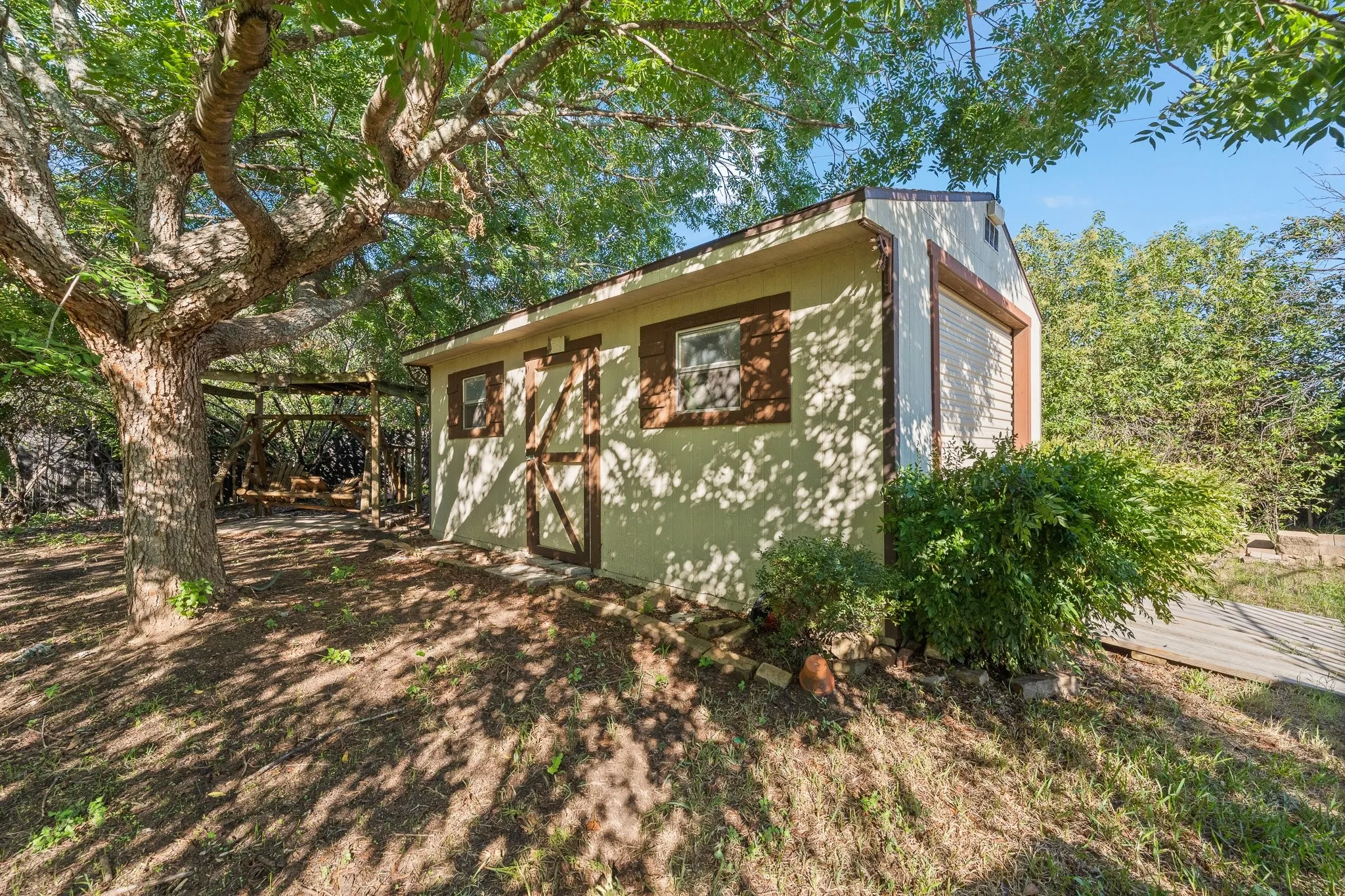 Single Family Residence For Sale in Johnson County , 1605 Heather Court, Cleburne, Texas 76033, 3 Bedroom, 3 Bathroom, 2 Garage spaces, 3,115 Sqft, built in 1986, mls#21407371, Real Estate Agent in Cleburne, Homes For Sale in Johnson county, Homes For Sale in Cleburne, Realtor in Cleburne Texas, Real Estate Brokerage Independent Realty Texas, Luminita Cordes Realtor