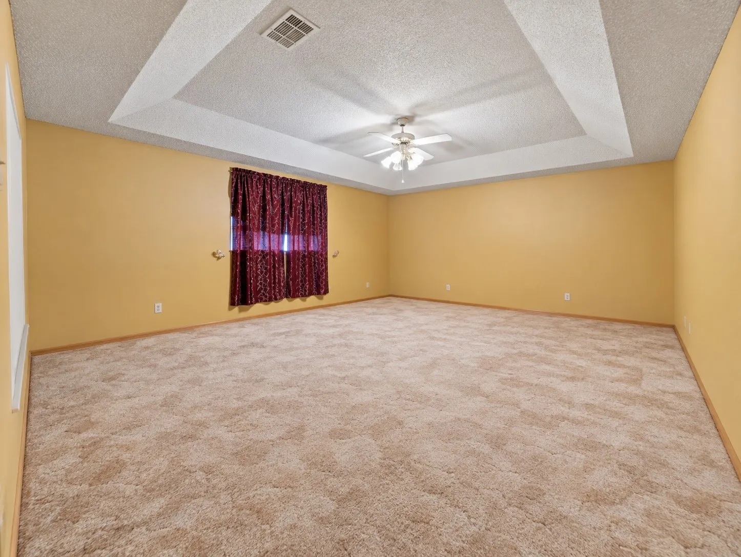 Single Family Residence For Sale in Johnson County , 1605 Heather Court, Cleburne, Texas 76033, 3 Bedroom, 3 Bathroom, 2 Garage spaces, 3,115 Sqft, built in 1986, mls#21407371, Real Estate Agent in Cleburne, Homes For Sale in Johnson county, Homes For Sale in Cleburne, Realtor in Cleburne Texas, Real Estate Brokerage Independent Realty Texas, Luminita Cordes Realtor