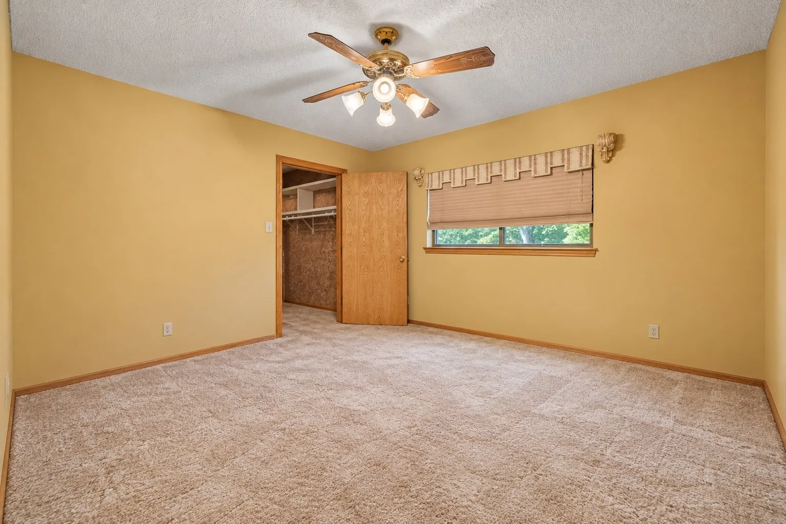 Single Family Residence For Sale in Johnson County , 1605 Heather Court, Cleburne, Texas 76033, 3 Bedroom, 3 Bathroom, 2 Garage spaces, 3,115 Sqft, built in 1986, mls#21407371, Real Estate Agent in Cleburne, Homes For Sale in Johnson county, Homes For Sale in Cleburne, Realtor in Cleburne Texas, Real Estate Brokerage Independent Realty Texas, Luminita Cordes Realtor