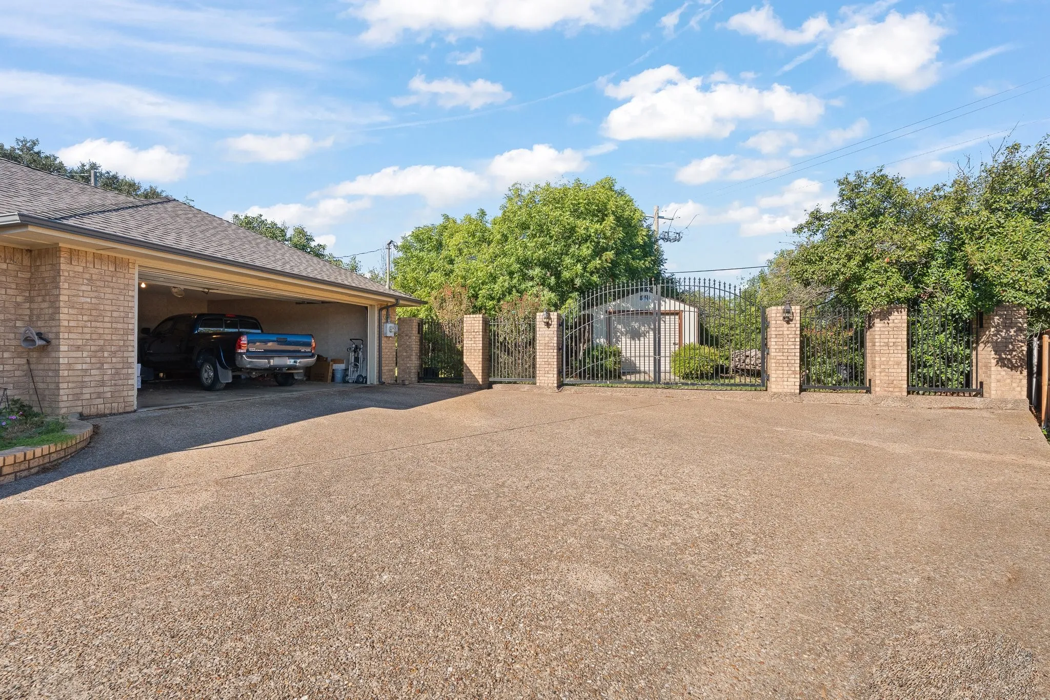 Single Family Residence For Sale in Johnson County , 1605 Heather Court, Cleburne, Texas 76033, 3 Bedroom, 3 Bathroom, 2 Garage spaces, 3,115 Sqft, built in 1986, mls#21407371, Real Estate Agent in Cleburne, Homes For Sale in Johnson county, Homes For Sale in Cleburne, Realtor in Cleburne Texas, Real Estate Brokerage Independent Realty Texas, Luminita Cordes Realtor