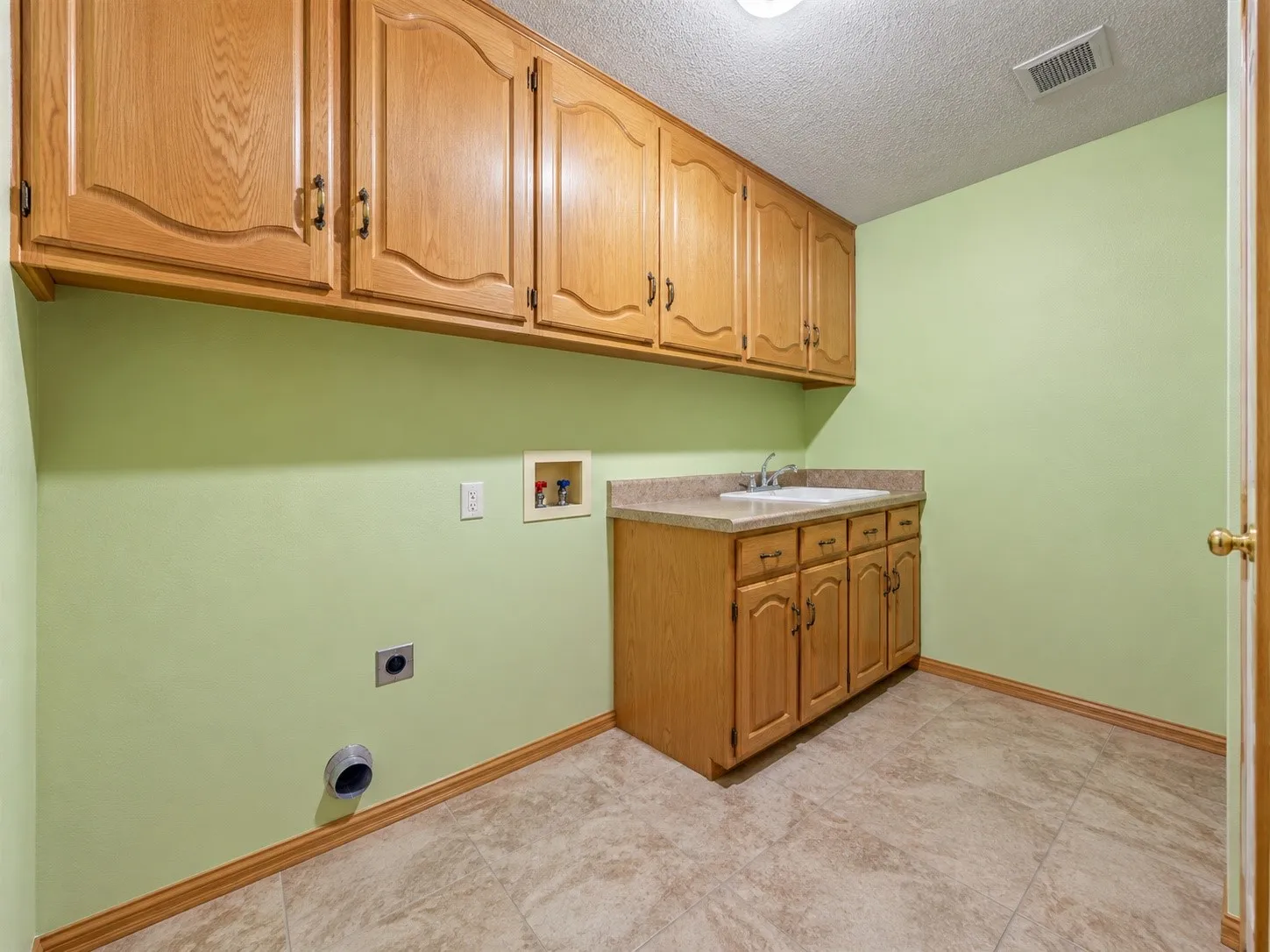 Single Family Residence For Sale in Johnson County , 1605 Heather Court, Cleburne, Texas 76033, 3 Bedroom, 3 Bathroom, 2 Garage spaces, 3,115 Sqft, built in 1986, mls#21407371, Real Estate Agent in Cleburne, Homes For Sale in Johnson county, Homes For Sale in Cleburne, Realtor in Cleburne Texas, Real Estate Brokerage Independent Realty Texas, Luminita Cordes Realtor