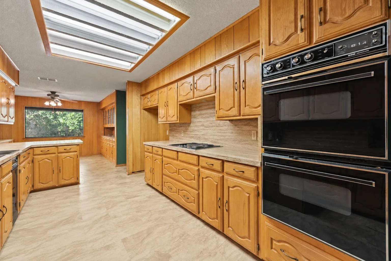 Single Family Residence For Sale in Johnson County , 1605 Heather Court, Cleburne, Texas 76033, 3 Bedroom, 3 Bathroom, 2 Garage spaces, 3,115 Sqft, built in 1986, mls#21407371, Real Estate Agent in Cleburne, Homes For Sale in Johnson county, Homes For Sale in Cleburne, Realtor in Cleburne Texas, Real Estate Brokerage Independent Realty Texas, Luminita Cordes Realtor
