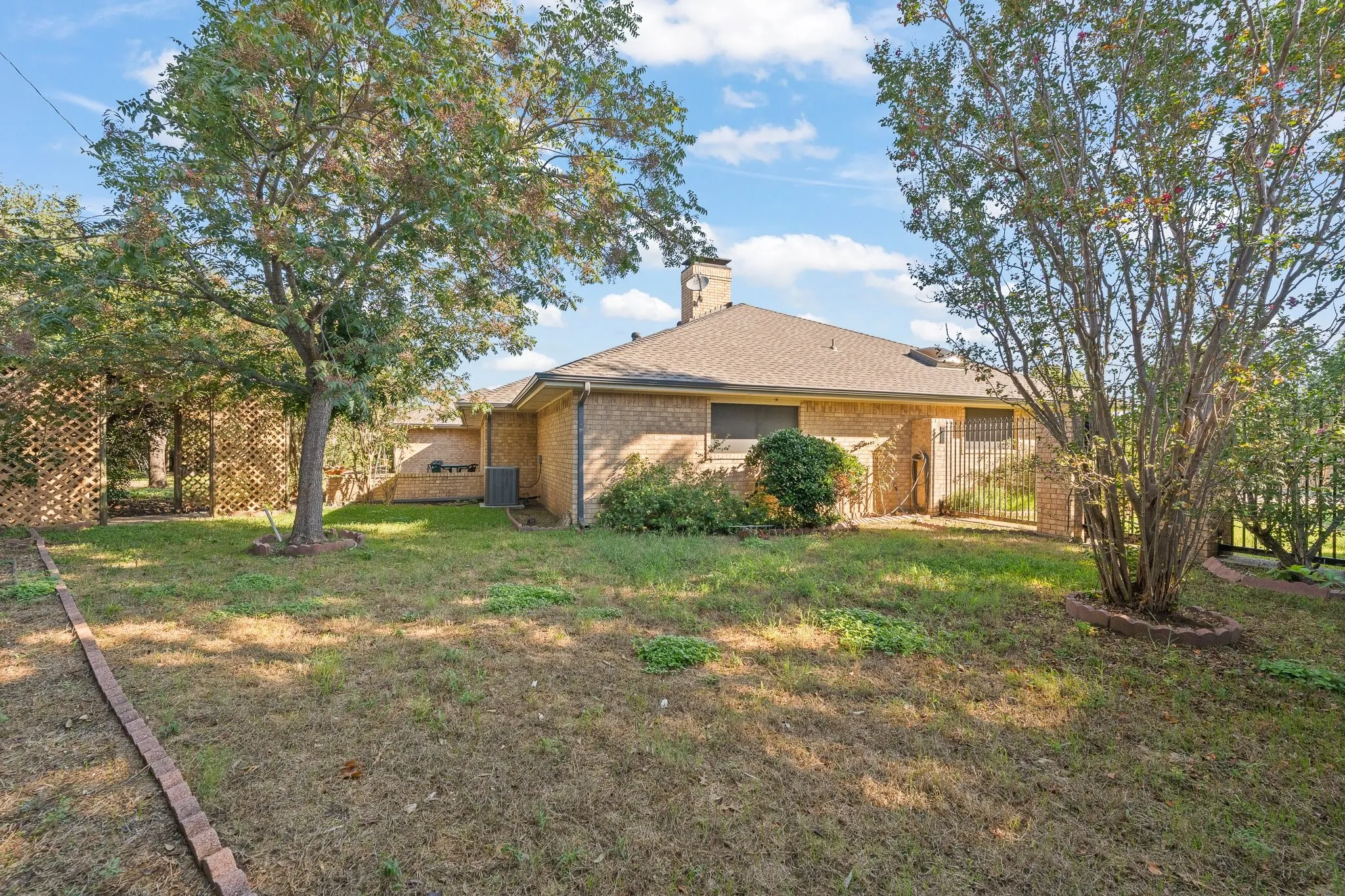 Single Family Residence For Sale in Johnson County , 1605 Heather Court, Cleburne, Texas 76033, 3 Bedroom, 3 Bathroom, 2 Garage spaces, 3,115 Sqft, built in 1986, mls#21407371, Real Estate Agent in Cleburne, Homes For Sale in Johnson county, Homes For Sale in Cleburne, Realtor in Cleburne Texas, Real Estate Brokerage Independent Realty Texas, Luminita Cordes Realtor