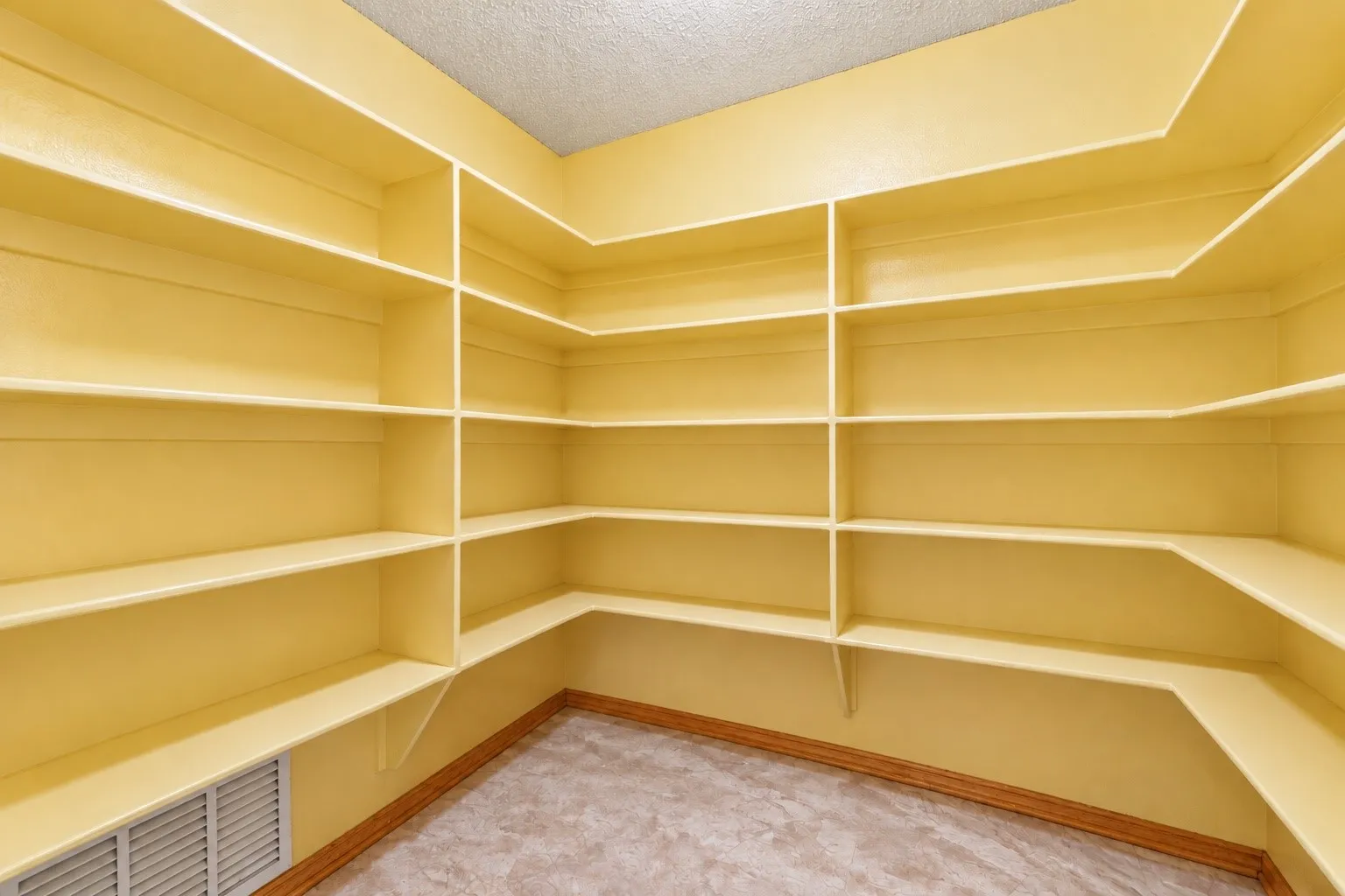 Single Family Residence For Sale in Johnson County , 1605 Heather Court, Cleburne, Texas 76033, 3 Bedroom, 3 Bathroom, 2 Garage spaces, 3,115 Sqft, built in 1986, mls#21407371, Real Estate Agent in Cleburne, Homes For Sale in Johnson county, Homes For Sale in Cleburne, Realtor in Cleburne Texas, Real Estate Brokerage Independent Realty Texas, Luminita Cordes Realtor
