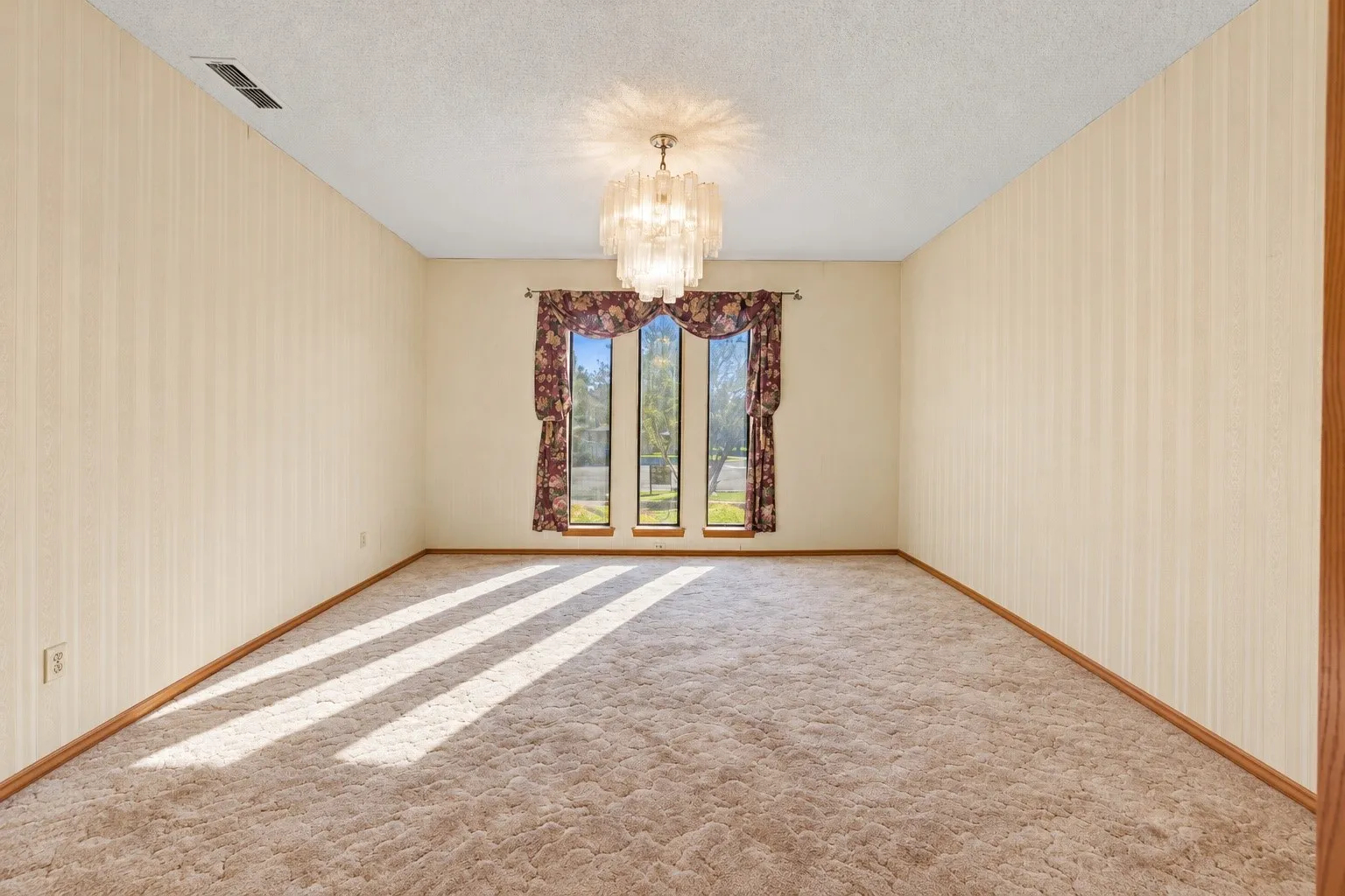 Single Family Residence For Sale in Johnson County , 1605 Heather Court, Cleburne, Texas 76033, 3 Bedroom, 3 Bathroom, 2 Garage spaces, 3,115 Sqft, built in 1986, mls#21407371, Real Estate Agent in Cleburne, Homes For Sale in Johnson county, Homes For Sale in Cleburne, Realtor in Cleburne Texas, Real Estate Brokerage Independent Realty Texas, Luminita Cordes Realtor