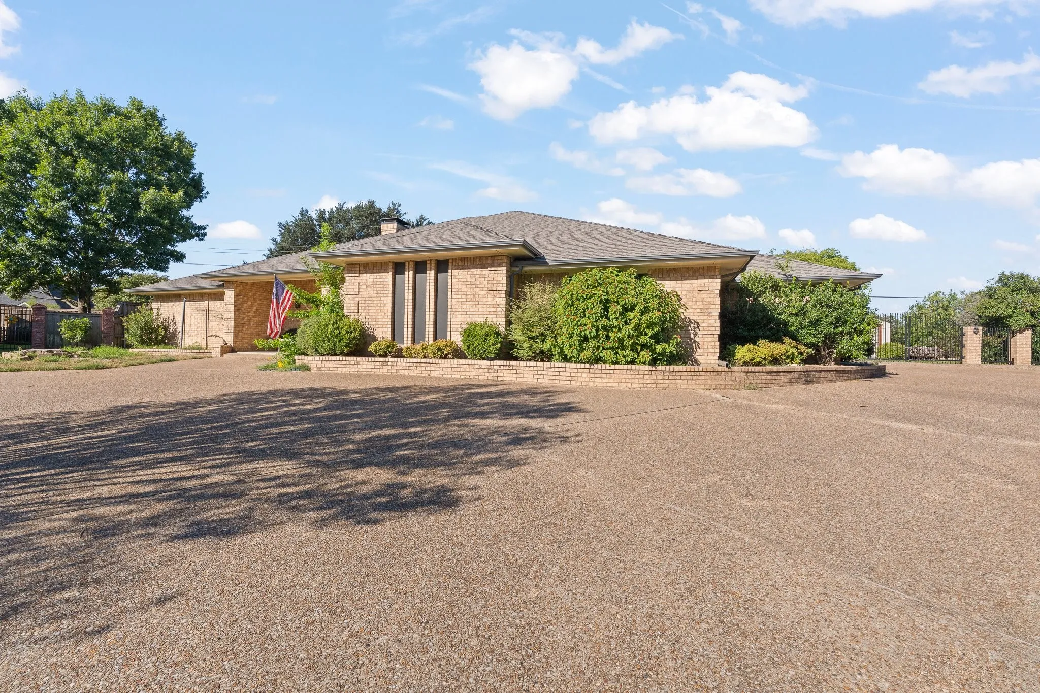 Single Family Residence For Sale in Johnson County , 1605 Heather Court, Cleburne, Texas 76033, 3 Bedroom, 3 Bathroom, 2 Garage spaces, 3,115 Sqft, built in 1986, mls#21407371, Real Estate Agent in Cleburne, Homes For Sale in Johnson county, Homes For Sale in Cleburne, Realtor in Cleburne Texas, Real Estate Brokerage Independent Realty Texas, Luminita Cordes Realtor