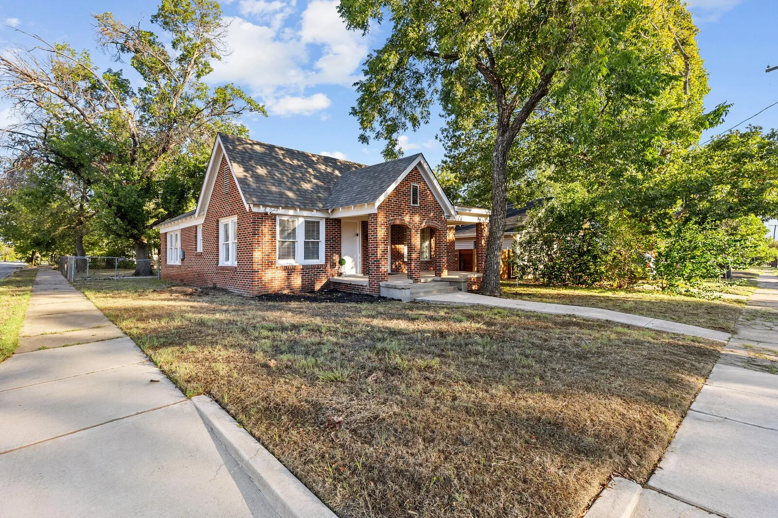 Single Family Residence For Sale in Mc Lennan County , 3327 Morrow Avenue, Waco, Texas 76707, 2 Bedroom, 1 Bathroom, Garage spaces, 1,092 Sqft, built in 1925, mls#21404454, Real Estate Agent in Waco, Homes For Sale in Mc Lennan county, Homes For Sale in Waco, Realtor in Waco Texas, Real Estate Brokerage Independent Realty Texas, Luminita Cordes Realtor