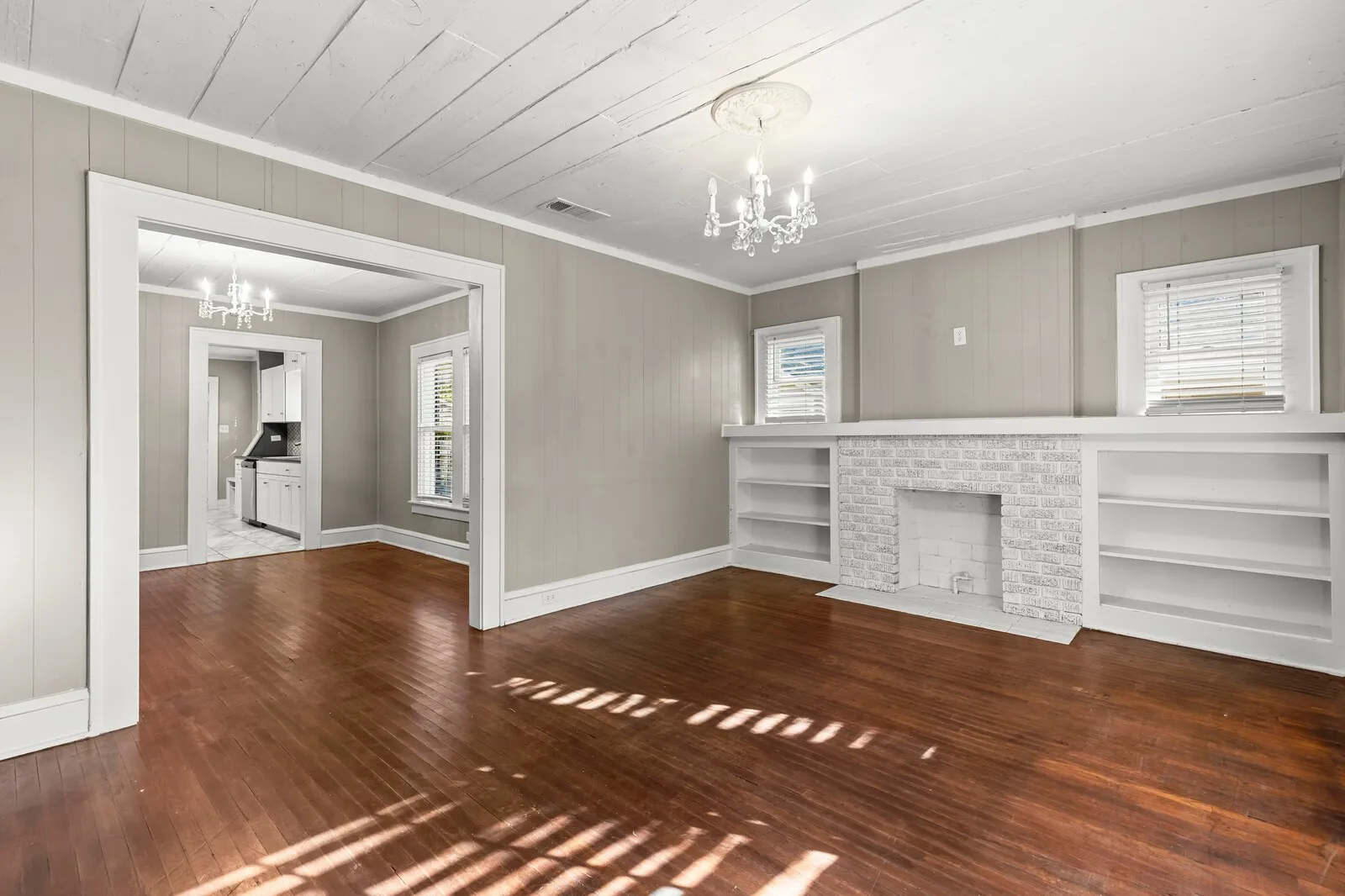 Single Family Residence For Sale in Mc Lennan County , 3327 Morrow Avenue, Waco, Texas 76707, 2 Bedroom, 1 Bathroom, Garage spaces, 1,092 Sqft, built in 1925, mls#21404454, Real Estate Agent in Waco, Homes For Sale in Mc Lennan county, Homes For Sale in Waco, Realtor in Waco Texas, Real Estate Brokerage Independent Realty Texas, Luminita Cordes Realtor