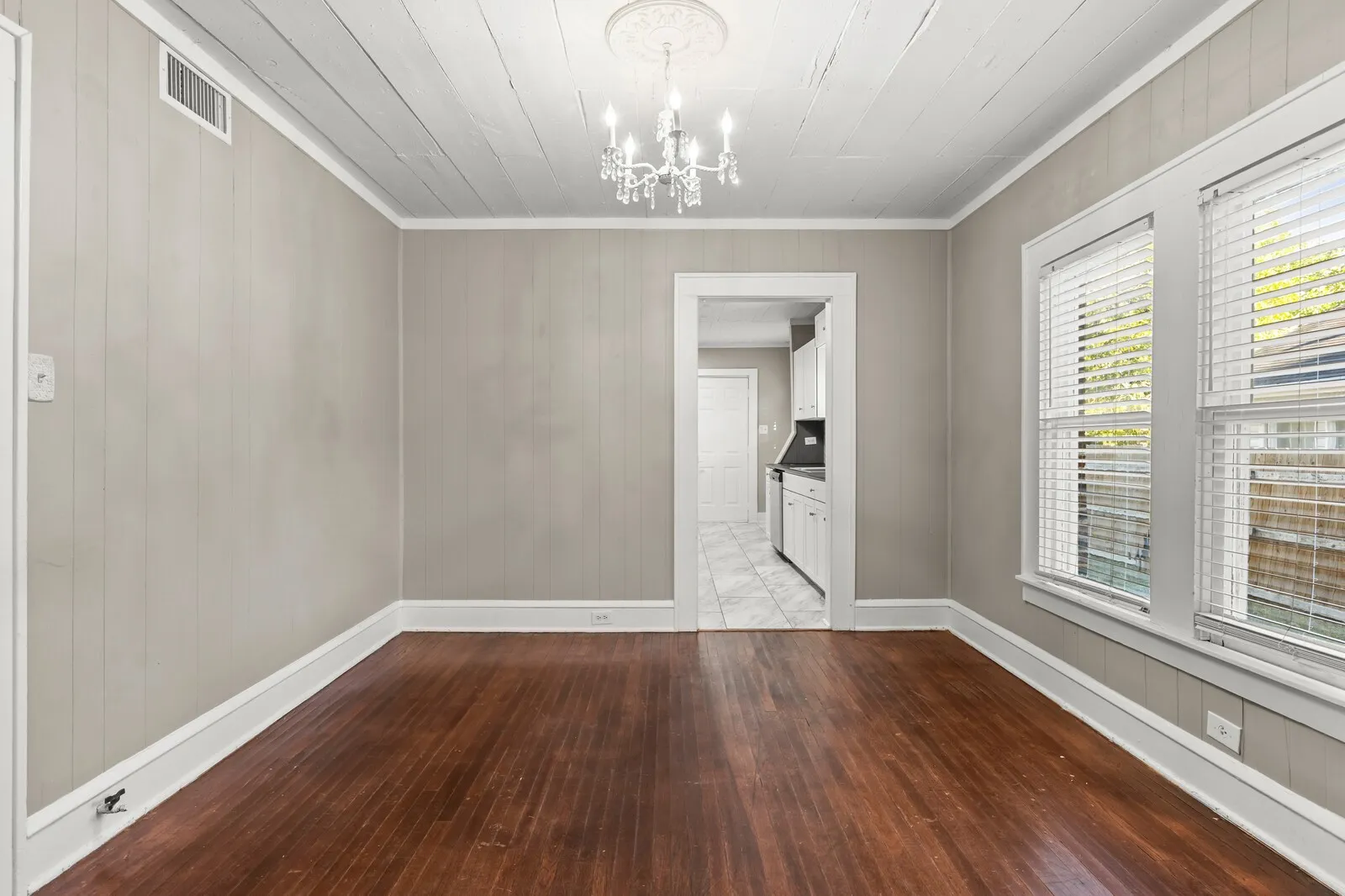 Single Family Residence For Sale in Mc Lennan County , 3327 Morrow Avenue, Waco, Texas 76707, 2 Bedroom, 1 Bathroom, Garage spaces, 1,092 Sqft, built in 1925, mls#21404454, Real Estate Agent in Waco, Homes For Sale in Mc Lennan county, Homes For Sale in Waco, Realtor in Waco Texas, Real Estate Brokerage Independent Realty Texas, Luminita Cordes Realtor