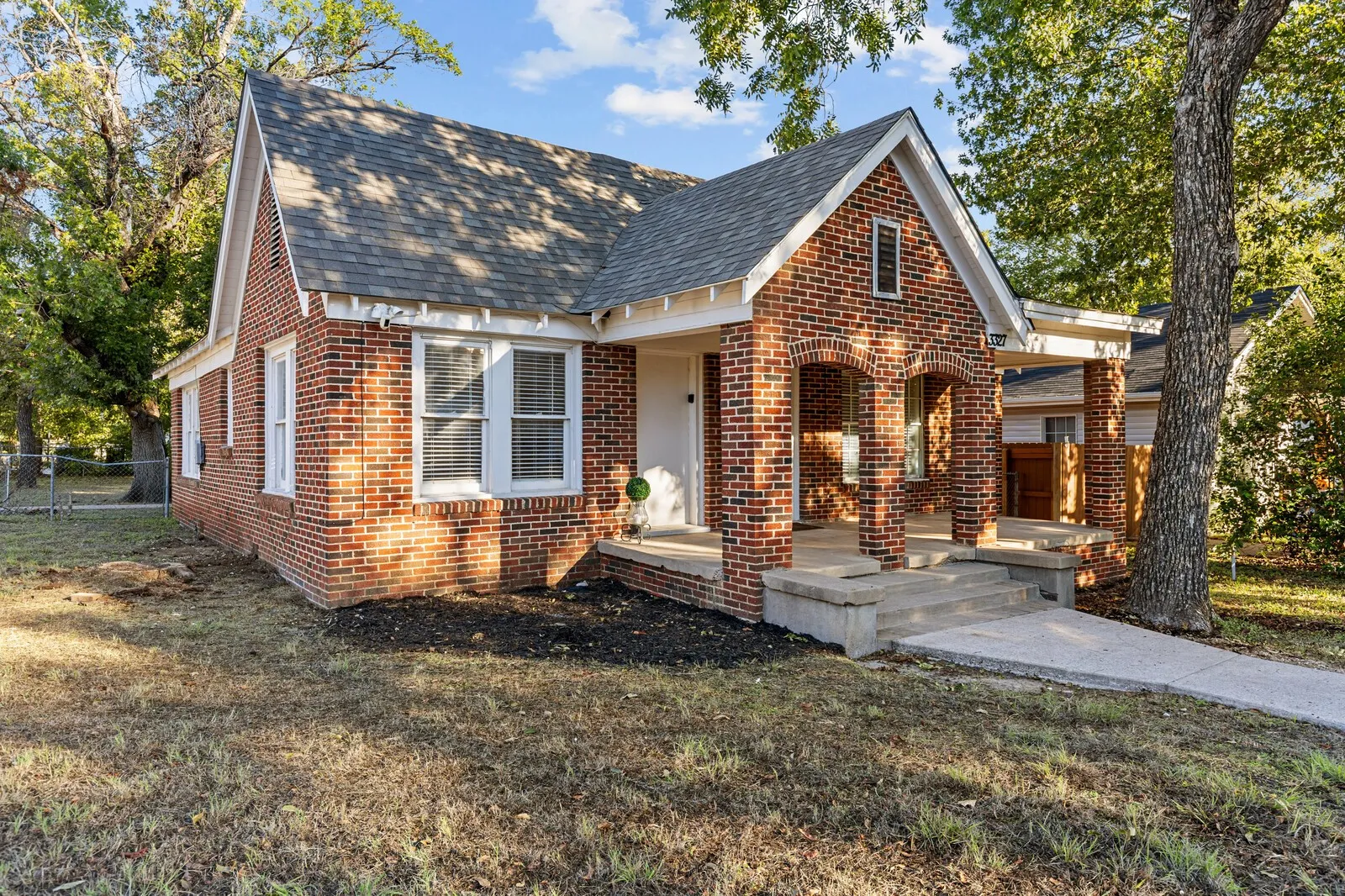 Single Family Residence For Sale in Mc Lennan County , 3327 Morrow Avenue, Waco, Texas 76707, 2 Bedroom, 1 Bathroom, Garage spaces, 1,092 Sqft, built in 1925, mls#21404454, Real Estate Agent in Waco, Homes For Sale in Mc Lennan county, Homes For Sale in Waco, Realtor in Waco Texas, Real Estate Brokerage Independent Realty Texas, Luminita Cordes Realtor