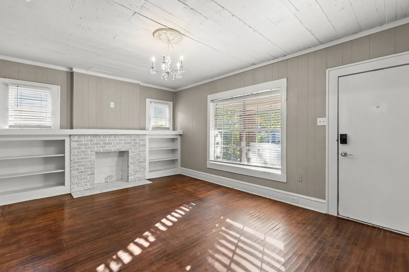 Single Family Residence For Sale in Mc Lennan County , 3327 Morrow Avenue, Waco, Texas 76707, 2 Bedroom, 1 Bathroom, Garage spaces, 1,092 Sqft, built in 1925, mls#21404454, Real Estate Agent in Waco, Homes For Sale in Mc Lennan county, Homes For Sale in Waco, Realtor in Waco Texas, Real Estate Brokerage Independent Realty Texas, Luminita Cordes Realtor
