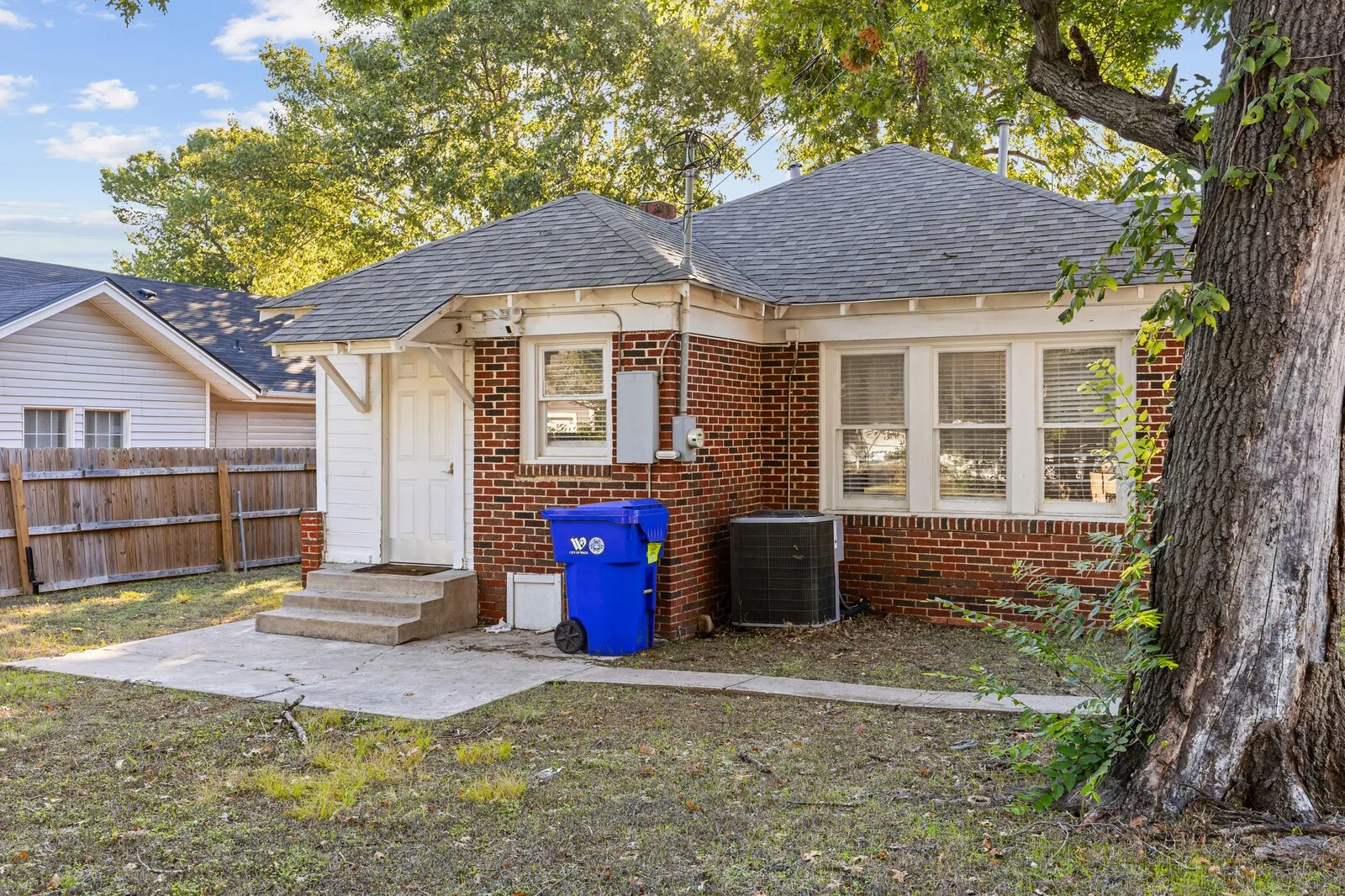 Single Family Residence For Sale in Mc Lennan County , 3327 Morrow Avenue, Waco, Texas 76707, 2 Bedroom, 1 Bathroom, Garage spaces, 1,092 Sqft, built in 1925, mls#21404454, Real Estate Agent in Waco, Homes For Sale in Mc Lennan county, Homes For Sale in Waco, Realtor in Waco Texas, Real Estate Brokerage Independent Realty Texas, Luminita Cordes Realtor