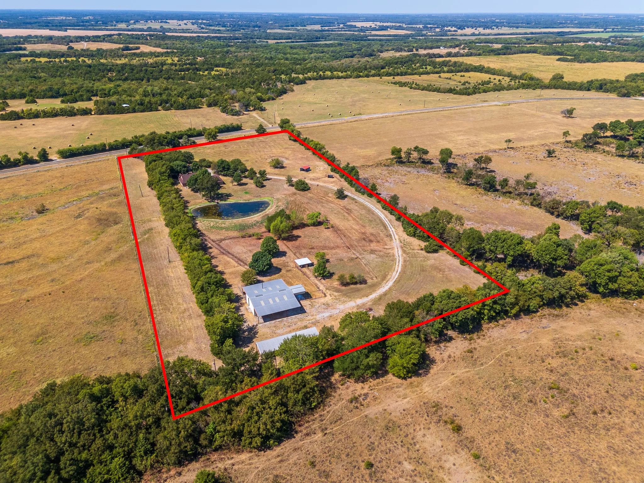 Single Family Residence For Sale in Fannin County , 6607 S State Highway 78 Highway, Bonham, Texas 75418, 3 Bedroom, 3 Bathroom, Garage spaces, 2,290 Sqft, built in 1999, mls#21399717, Real Estate Agent in Bonham, Homes For Sale in Fannin county, Homes For Sale in Bonham, Realtor in Bonham Texas, Real Estate Brokerage Independent Realty Texas, Luminita Cordes Realtor