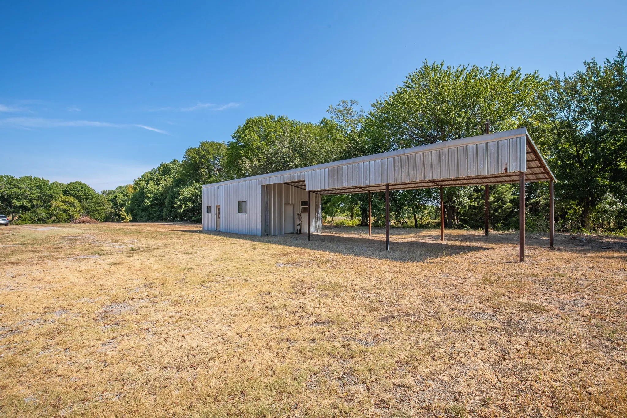 Single Family Residence For Sale in Fannin County , 6607 S State Highway 78 Highway, Bonham, Texas 75418, 3 Bedroom, 3 Bathroom, Garage spaces, 2,290 Sqft, built in 1999, mls#21399717, Real Estate Agent in Bonham, Homes For Sale in Fannin county, Homes For Sale in Bonham, Realtor in Bonham Texas, Real Estate Brokerage Independent Realty Texas, Luminita Cordes Realtor