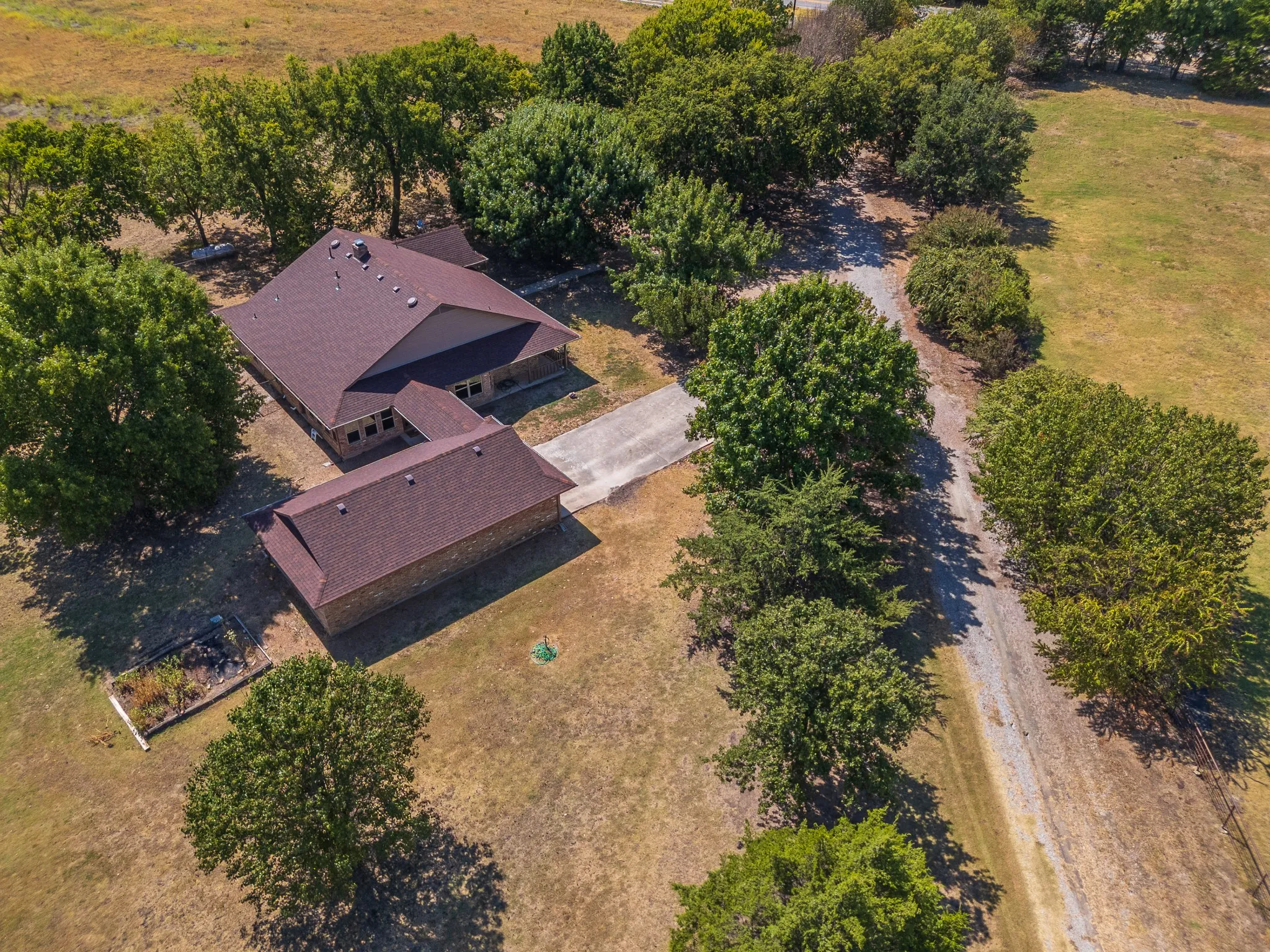 Single Family Residence For Sale in Fannin County , 6607 S State Highway 78 Highway, Bonham, Texas 75418, 3 Bedroom, 3 Bathroom, Garage spaces, 2,290 Sqft, built in 1999, mls#21399717, Real Estate Agent in Bonham, Homes For Sale in Fannin county, Homes For Sale in Bonham, Realtor in Bonham Texas, Real Estate Brokerage Independent Realty Texas, Luminita Cordes Realtor