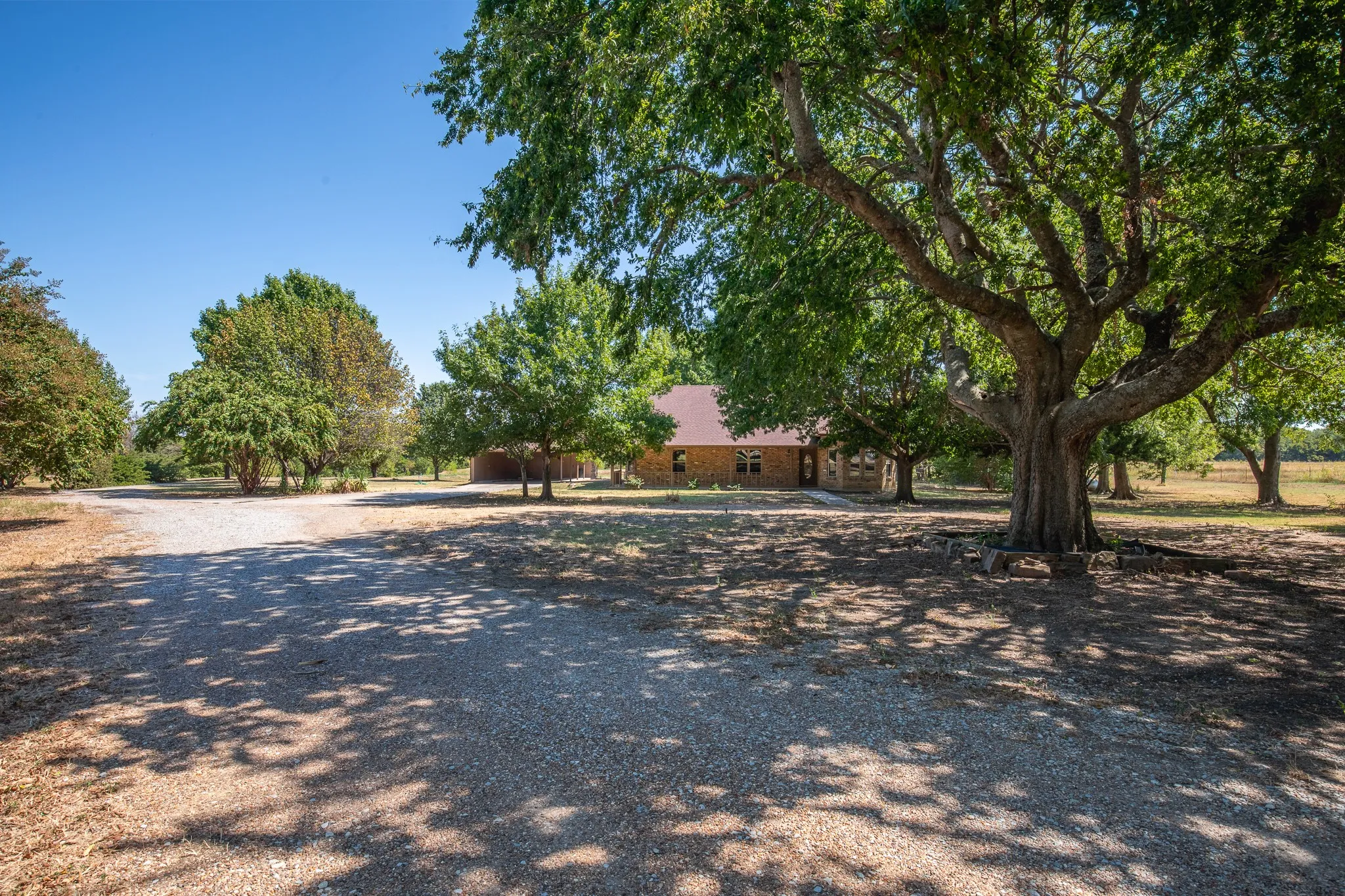 Single Family Residence For Sale in Fannin County , 6607 S State Highway 78 Highway, Bonham, Texas 75418, 3 Bedroom, 3 Bathroom, Garage spaces, 2,290 Sqft, built in 1999, mls#21399717, Real Estate Agent in Bonham, Homes For Sale in Fannin county, Homes For Sale in Bonham, Realtor in Bonham Texas, Real Estate Brokerage Independent Realty Texas, Luminita Cordes Realtor
