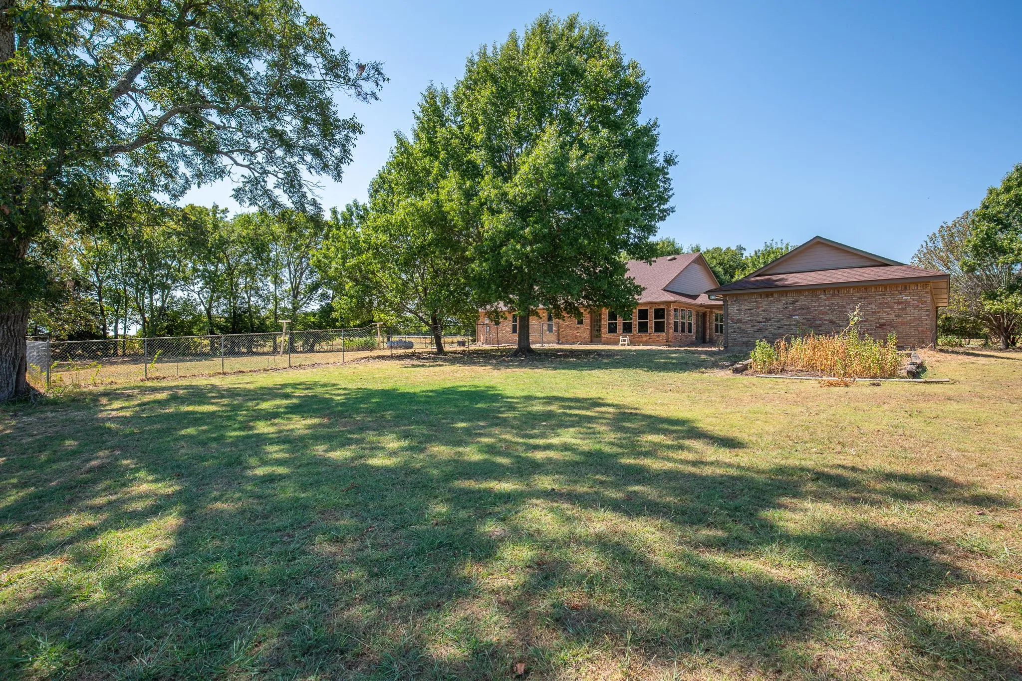 Single Family Residence For Sale in Fannin County , 6607 S State Highway 78 Highway, Bonham, Texas 75418, 3 Bedroom, 3 Bathroom, Garage spaces, 2,290 Sqft, built in 1999, mls#21399717, Real Estate Agent in Bonham, Homes For Sale in Fannin county, Homes For Sale in Bonham, Realtor in Bonham Texas, Real Estate Brokerage Independent Realty Texas, Luminita Cordes Realtor