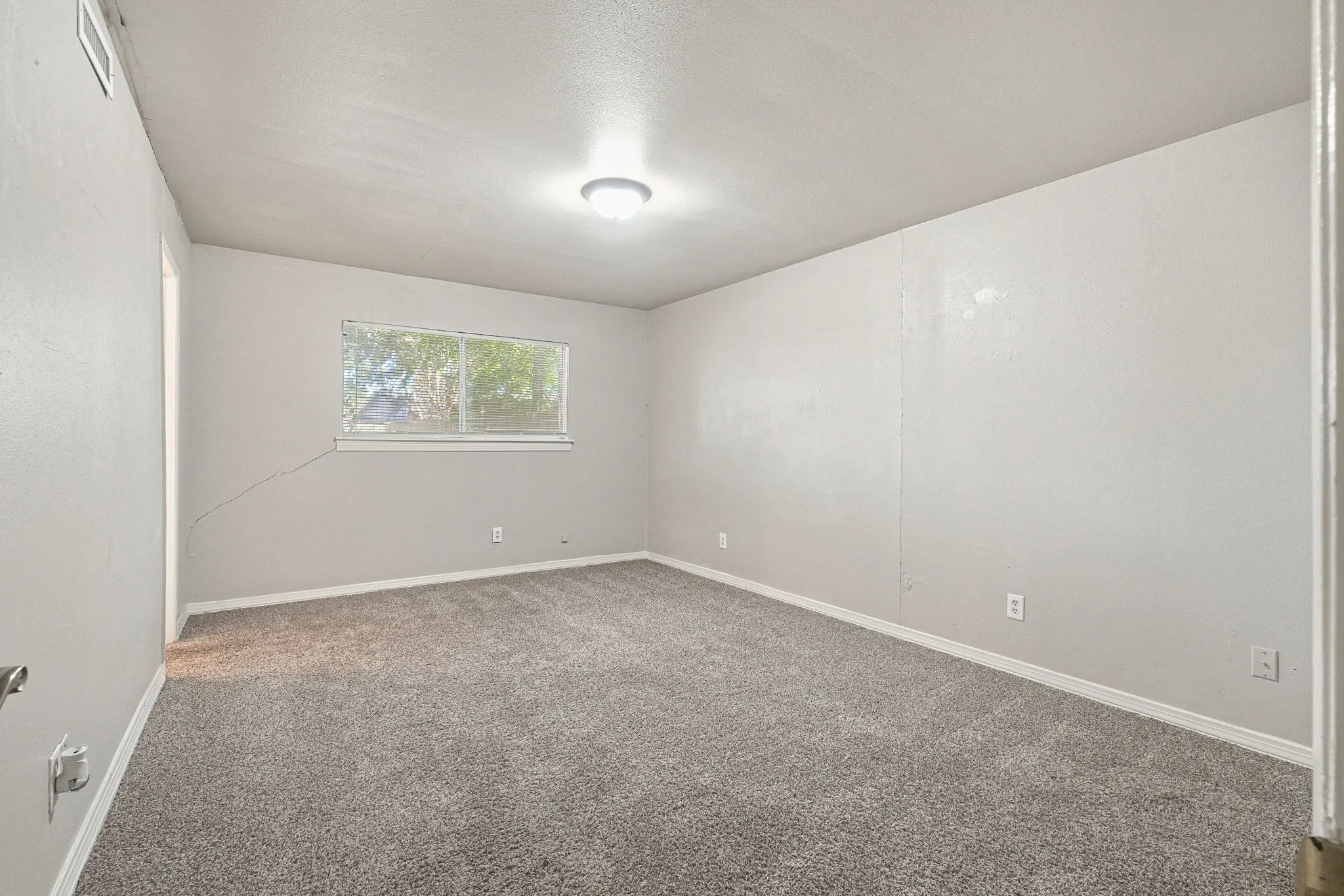 Single Family Residence For Sale in Dallas County , 5321 Saddleback Road, Garland, Texas 75043, 3 Bedroom, 2 Bathroom, 1 Garage spaces, 1,231 Sqft, built in 1972, mls#21406617, Real Estate Agent in Garland, Homes For Sale in Dallas county, Homes For Sale in Garland, Realtor in Garland Texas, Real Estate Brokerage Independent Realty Texas, Luminita Cordes Realtor