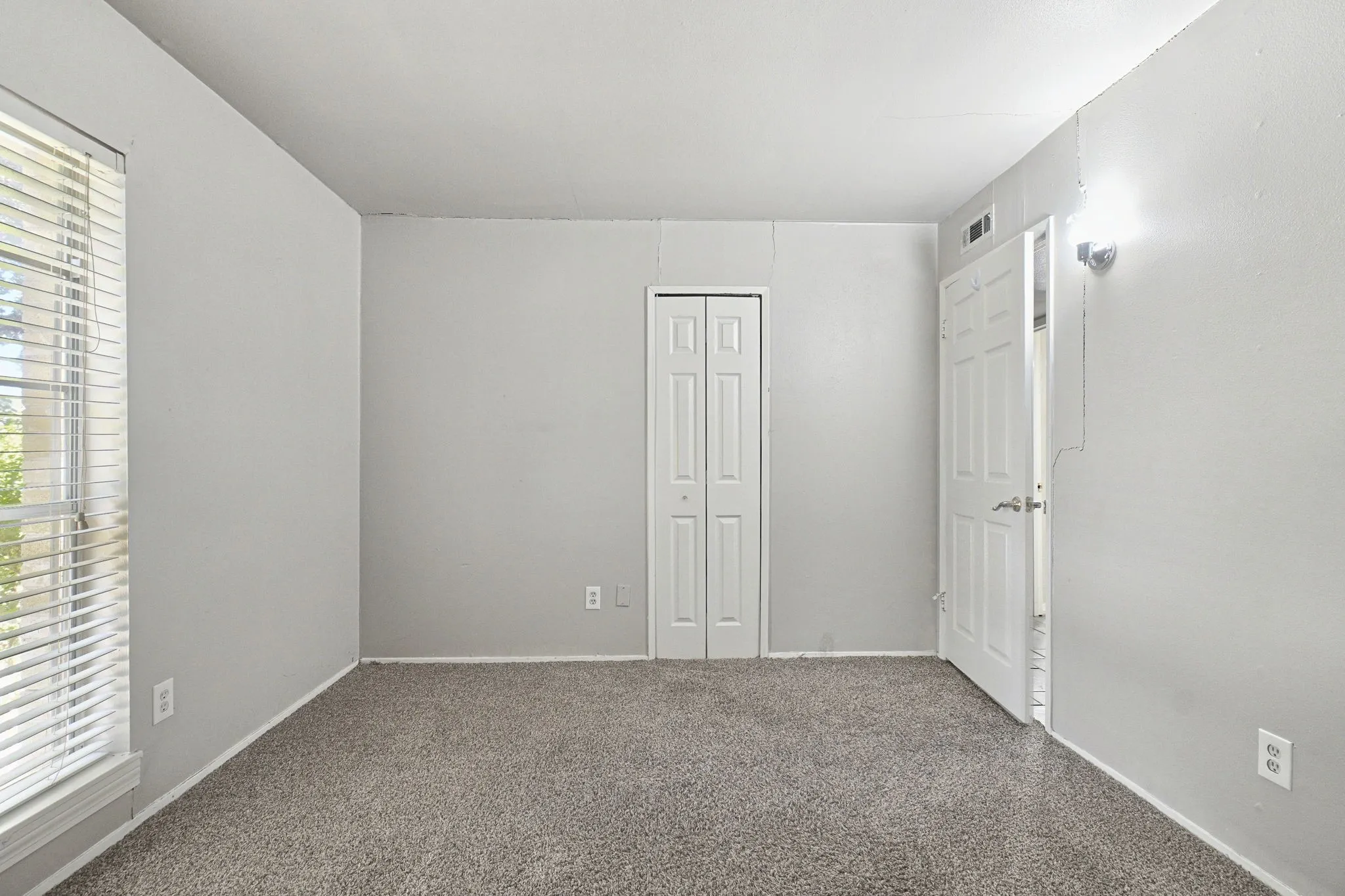 Single Family Residence For Sale in Dallas County , 5321 Saddleback Road, Garland, Texas 75043, 3 Bedroom, 2 Bathroom, 1 Garage spaces, 1,231 Sqft, built in 1972, mls#21406617, Real Estate Agent in Garland, Homes For Sale in Dallas county, Homes For Sale in Garland, Realtor in Garland Texas, Real Estate Brokerage Independent Realty Texas, Luminita Cordes Realtor