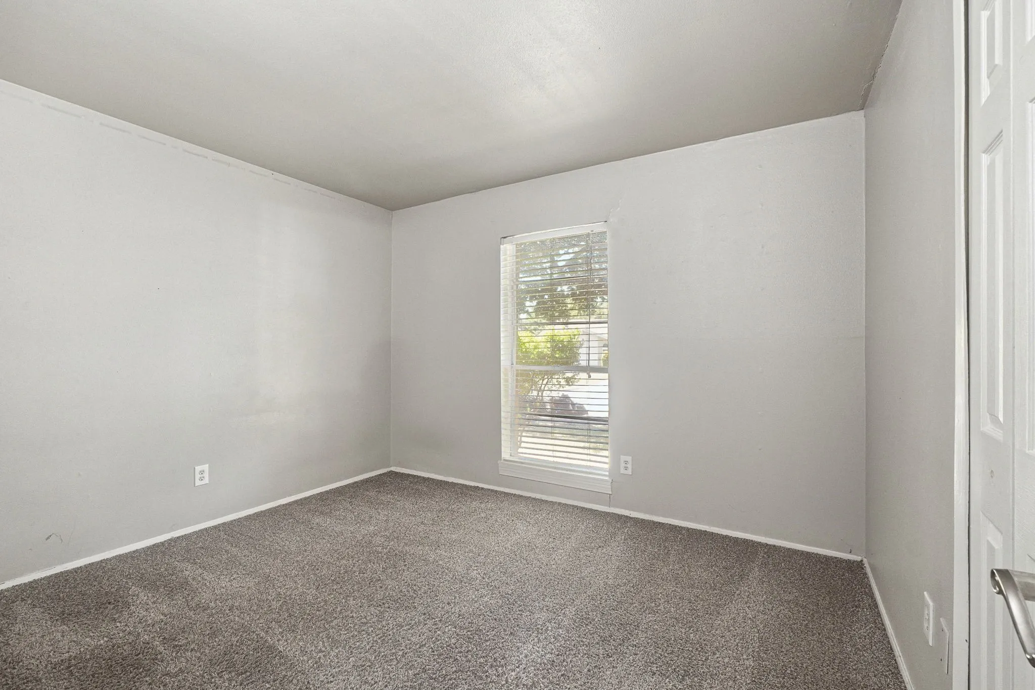 Single Family Residence For Sale in Dallas County , 5321 Saddleback Road, Garland, Texas 75043, 3 Bedroom, 2 Bathroom, 1 Garage spaces, 1,231 Sqft, built in 1972, mls#21406617, Real Estate Agent in Garland, Homes For Sale in Dallas county, Homes For Sale in Garland, Realtor in Garland Texas, Real Estate Brokerage Independent Realty Texas, Luminita Cordes Realtor