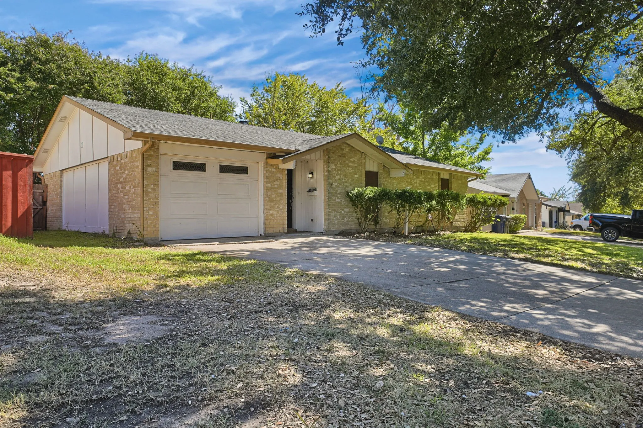 Single Family Residence For Sale in Dallas County , 5321 Saddleback Road, Garland, Texas 75043, 3 Bedroom, 2 Bathroom, 1 Garage spaces, 1,231 Sqft, built in 1972, mls#21406617, Real Estate Agent in Garland, Homes For Sale in Dallas county, Homes For Sale in Garland, Realtor in Garland Texas, Real Estate Brokerage Independent Realty Texas, Luminita Cordes Realtor