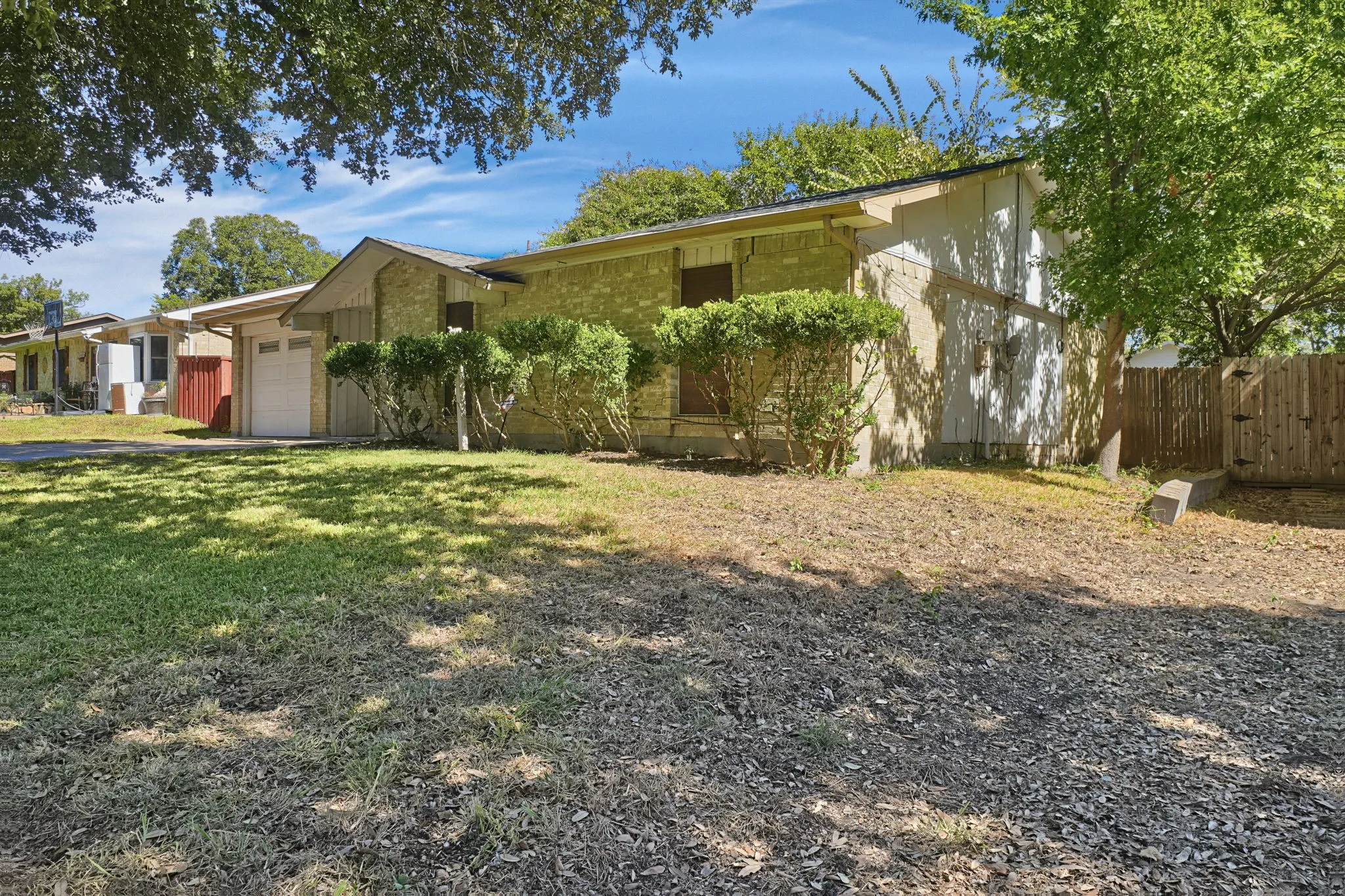 Single Family Residence For Sale in Dallas County , 5321 Saddleback Road, Garland, Texas 75043, 3 Bedroom, 2 Bathroom, 1 Garage spaces, 1,231 Sqft, built in 1972, mls#21406617, Real Estate Agent in Garland, Homes For Sale in Dallas county, Homes For Sale in Garland, Realtor in Garland Texas, Real Estate Brokerage Independent Realty Texas, Luminita Cordes Realtor