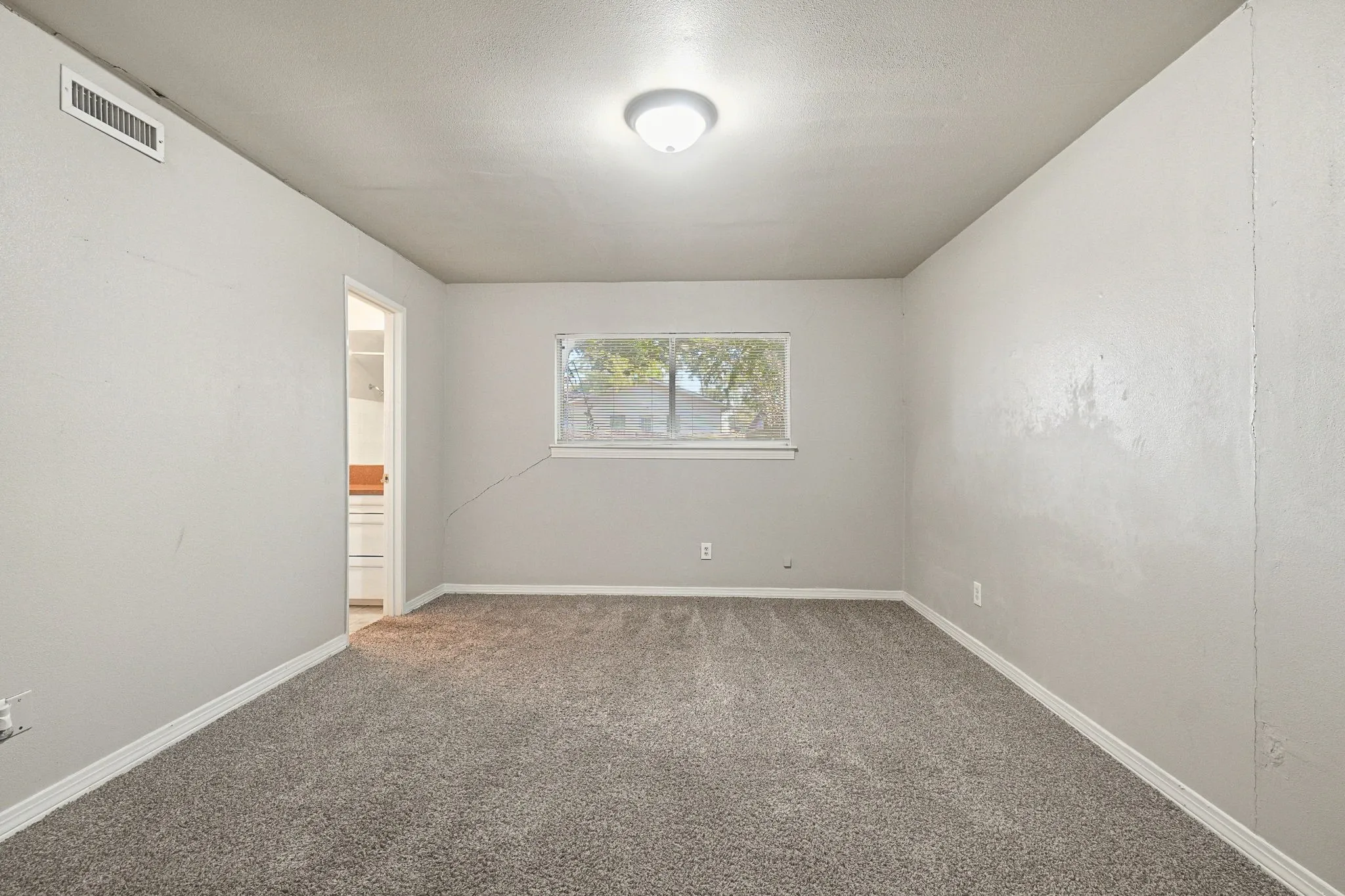 Single Family Residence For Sale in Dallas County , 5321 Saddleback Road, Garland, Texas 75043, 3 Bedroom, 2 Bathroom, 1 Garage spaces, 1,231 Sqft, built in 1972, mls#21406617, Real Estate Agent in Garland, Homes For Sale in Dallas county, Homes For Sale in Garland, Realtor in Garland Texas, Real Estate Brokerage Independent Realty Texas, Luminita Cordes Realtor