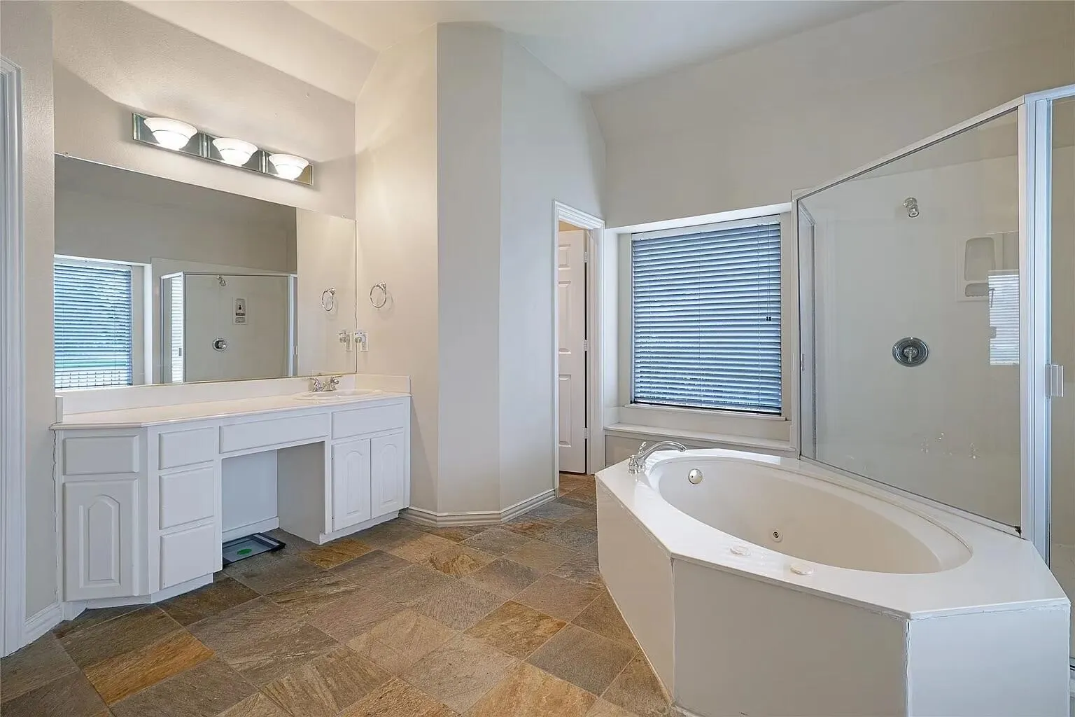 Single Family Residence For Sale in Collin County , 18403 Gibbons Drive, Dallas, Texas 75287, 5 Bedroom, 4 Bathroom, 2 Garage spaces, 3,828 Sqft, built in 1996, mls#21407529, Real Estate Agent in Dallas, Homes For Sale in Collin county, Homes For Sale in Dallas, Realtor in Dallas Texas, Real Estate Brokerage Independent Realty Texas, Luminita Cordes Realtor