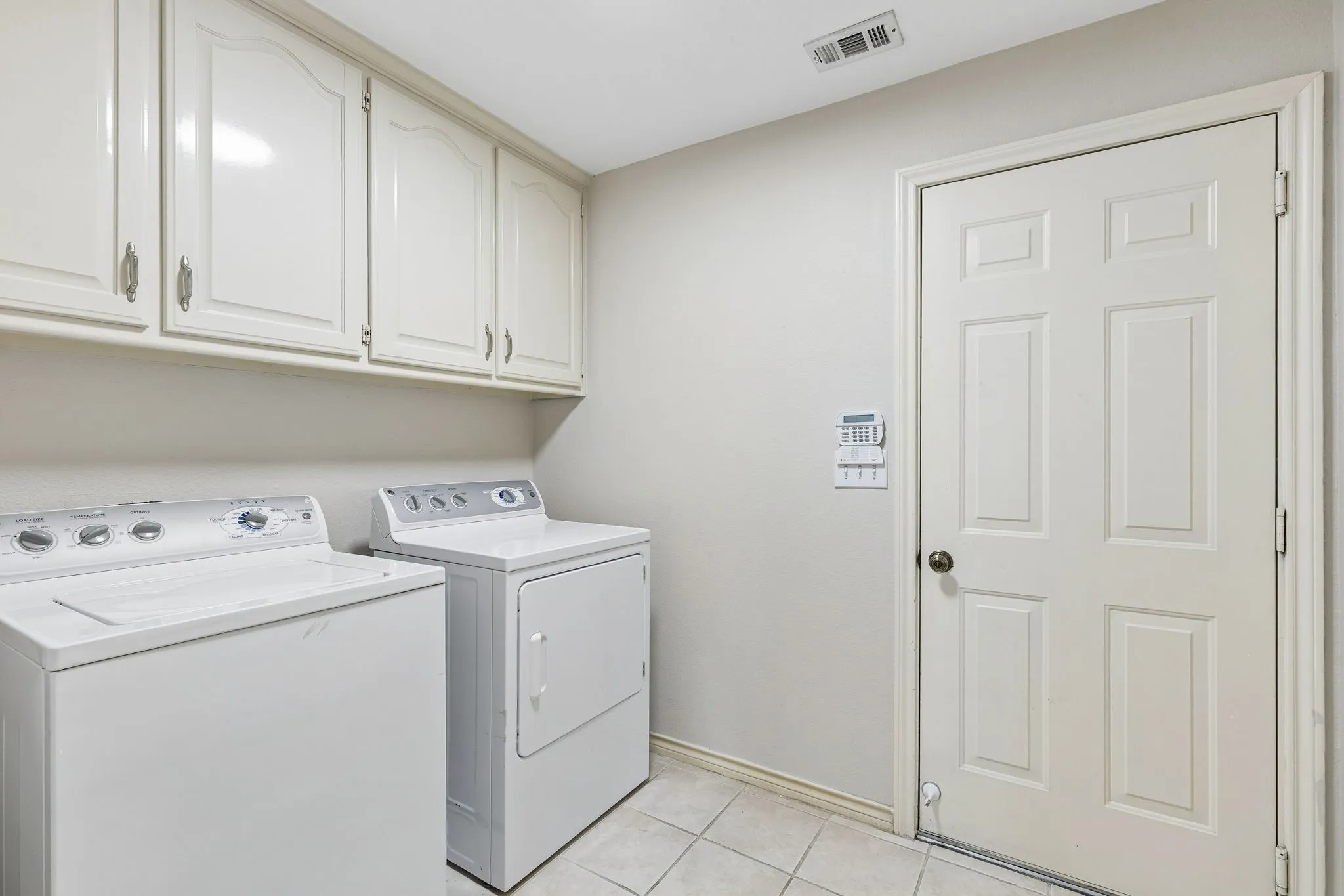 Single Family Residence For Sale in Collin County , 4208 Forbes Drive, Plano, Texas 75093, 4 Bedroom, 4 Bathroom, 2 Garage spaces, 3,179 Sqft, built in 1990, mls#21398629, Real Estate Agent in Plano, Homes For Sale in Collin county, Homes For Sale in Plano, Realtor in Plano Texas, Real Estate Brokerage Independent Realty Texas, Luminita Cordes Realtor