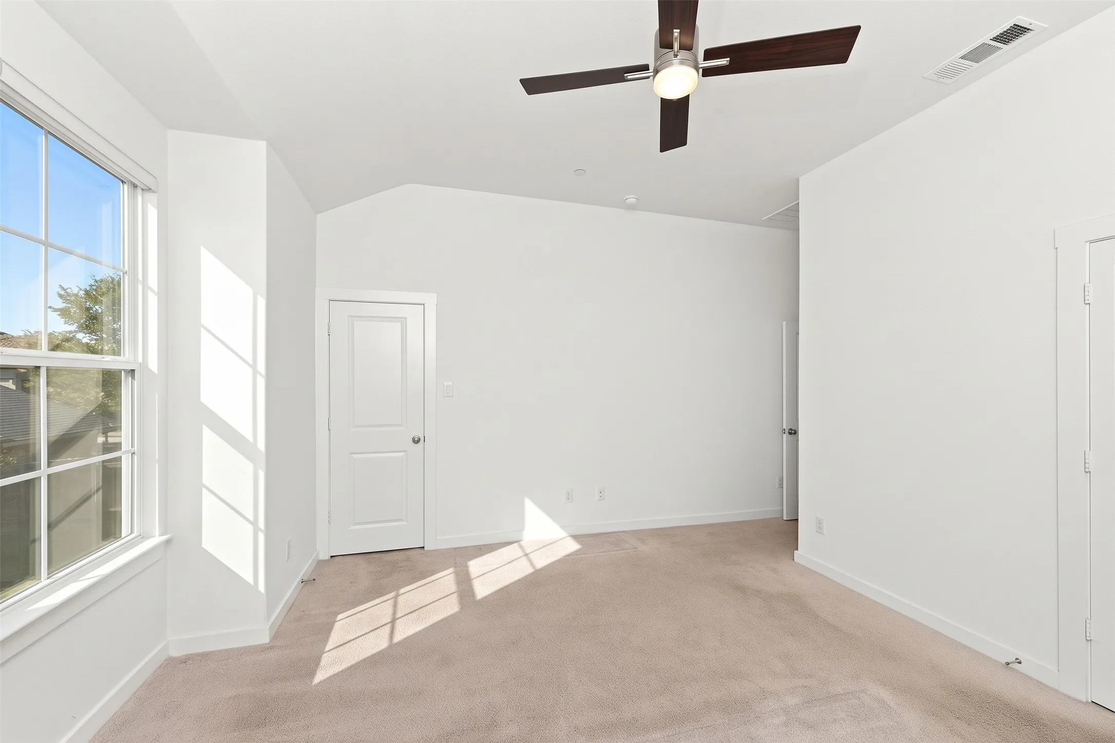 Townhouse For Rent in Denton County , 695 Vista Del Lago Drive, Lewisville, Texas 75067, 3 Bedroom, 4 Bathroom, 2 Garage spaces, 2,006 Sqft, built in 2022, mls#21407530, Real Estate Agent in Lewisville, Homes For Rent in Denton county, Homes For Rent in Lewisville, Realtor in Lewisville Texas, Real Estate Brokerage Independent Realty Texas, Luminita Cordes Realtor
