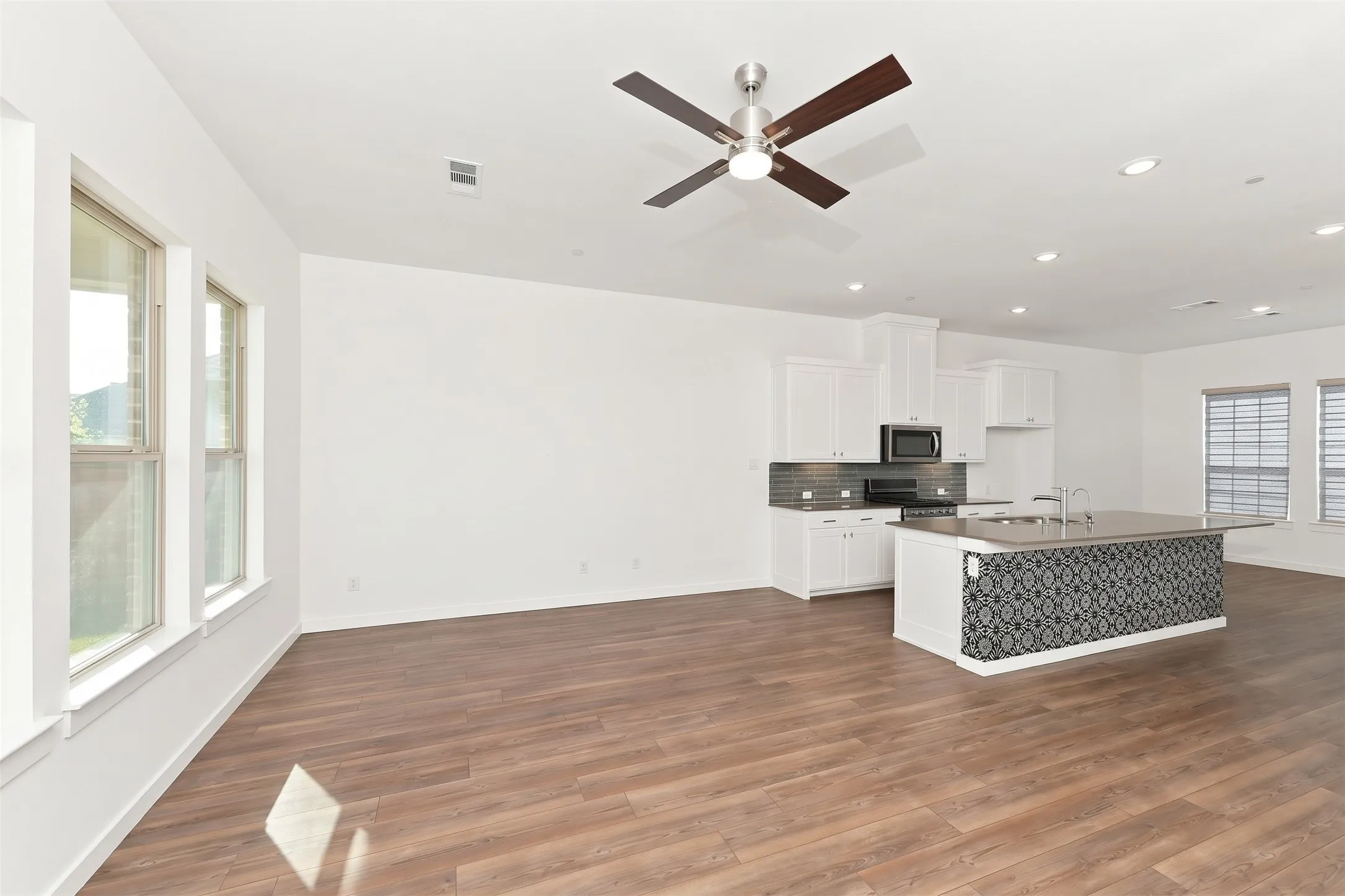 Townhouse For Rent in Denton County , 695 Vista Del Lago Drive, Lewisville, Texas 75067, 3 Bedroom, 4 Bathroom, 2 Garage spaces, 2,006 Sqft, built in 2022, mls#21407530, Real Estate Agent in Lewisville, Homes For Rent in Denton county, Homes For Rent in Lewisville, Realtor in Lewisville Texas, Real Estate Brokerage Independent Realty Texas, Luminita Cordes Realtor