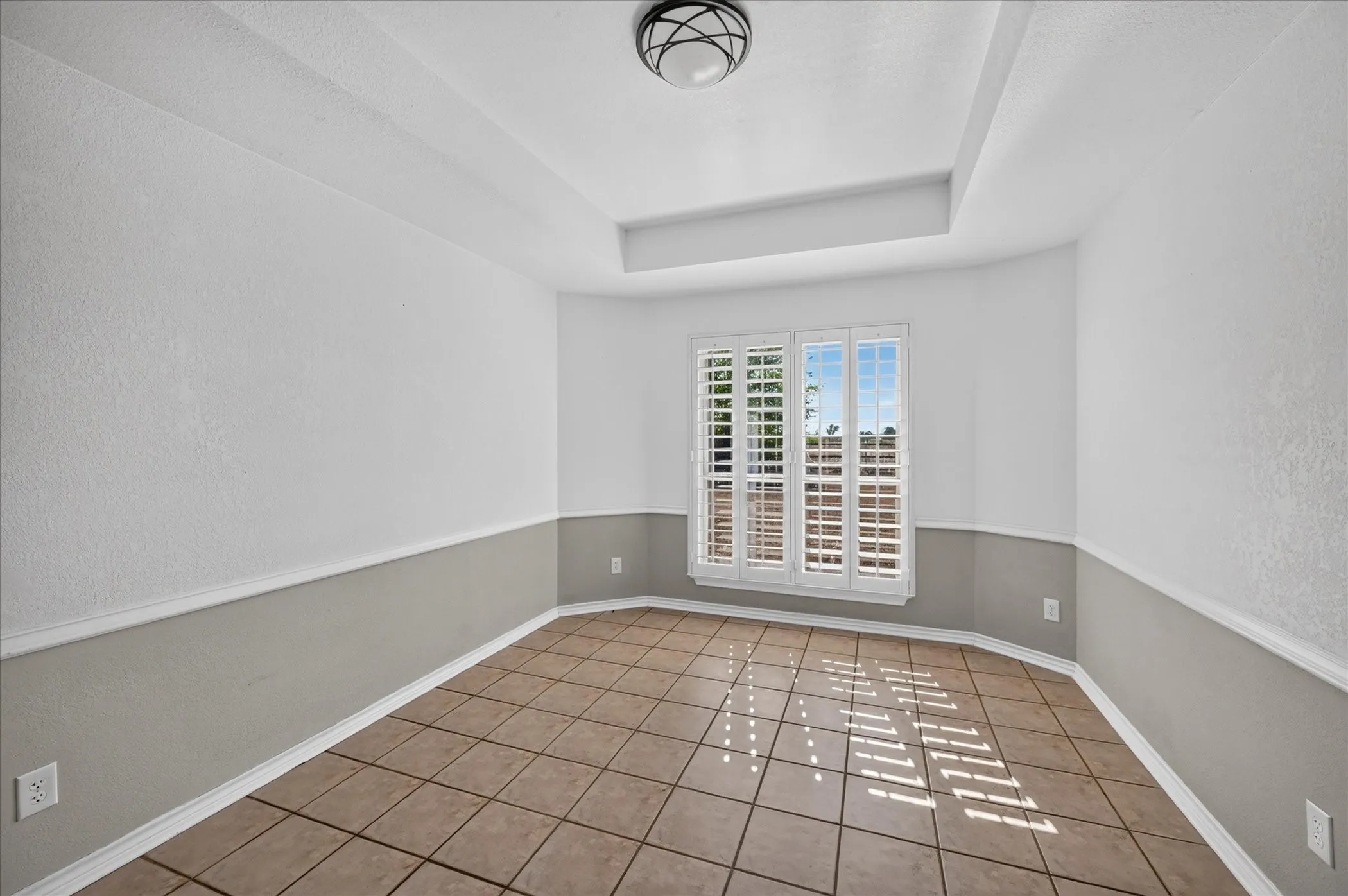Tray ceiling with recessed lighting