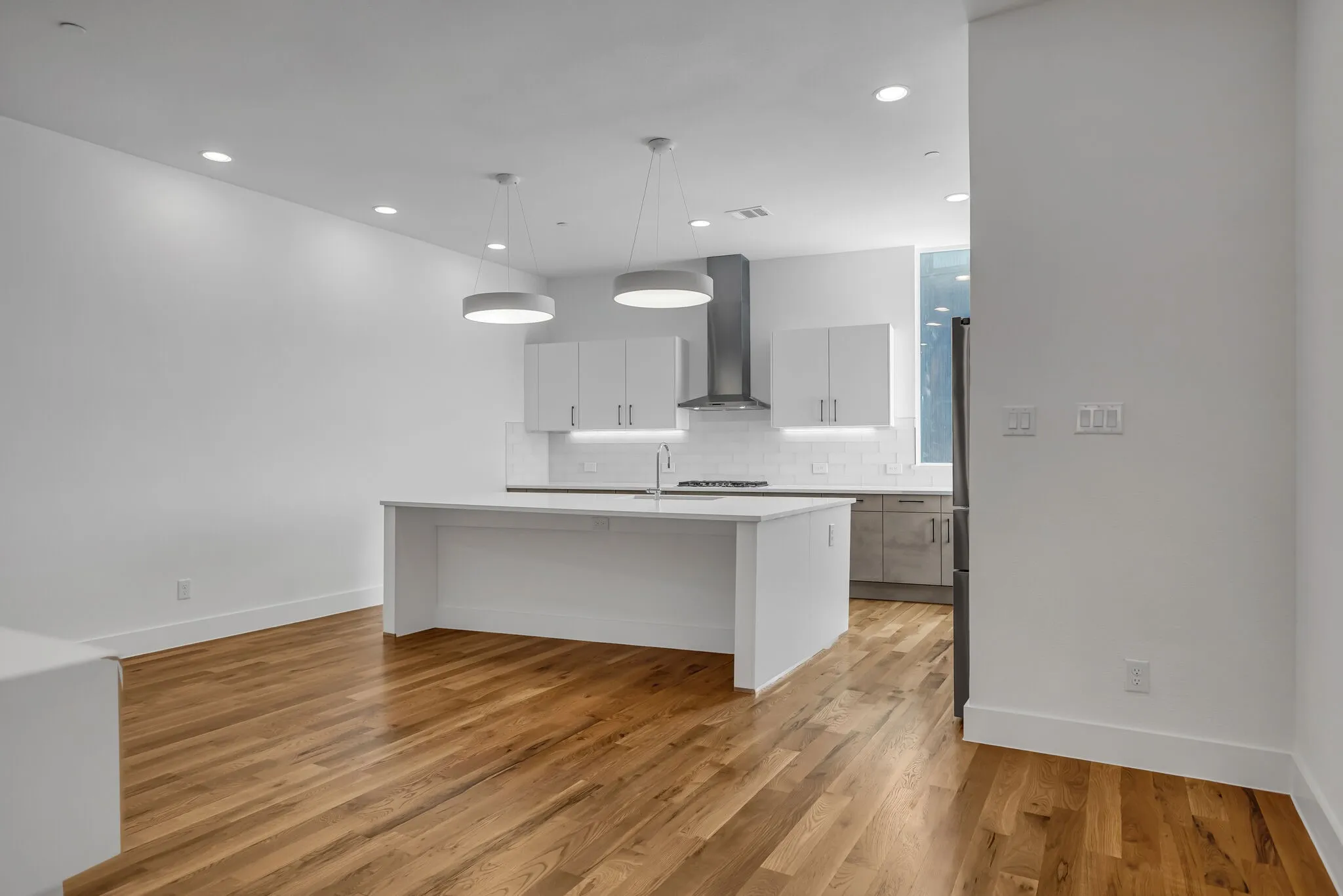 Condominium For Rent in Dallas County , 426 W 9th Street, Dallas, Texas 75208, 3 Bedroom, 4 Bathroom, 2 Garage spaces, 2,150 Sqft, built in 2024, mls#21407543, Real Estate Agent in Dallas, Homes For Rent in Dallas county, Homes For Rent in Dallas, Realtor in Dallas Texas, Real Estate Brokerage Independent Realty Texas, Luminita Cordes Realtor