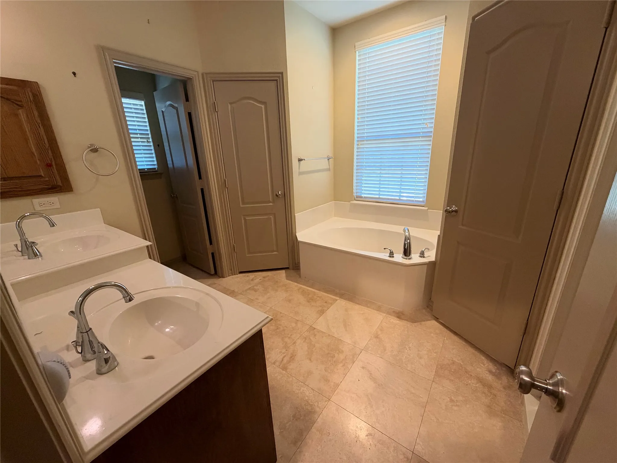 Single Family Residence For Sale in Hunt County , 2054 County Road 1034, Greenville, Texas 75401, 3 Bedroom, 3 Bathroom, 2 Garage spaces, 1,915 Sqft, built in 2005, mls#21407433, Real Estate Agent in Greenville, Homes For Sale in Hunt county, Homes For Sale in Greenville, Realtor in Greenville Texas, Real Estate Brokerage Independent Realty Texas, Luminita Cordes Realtor