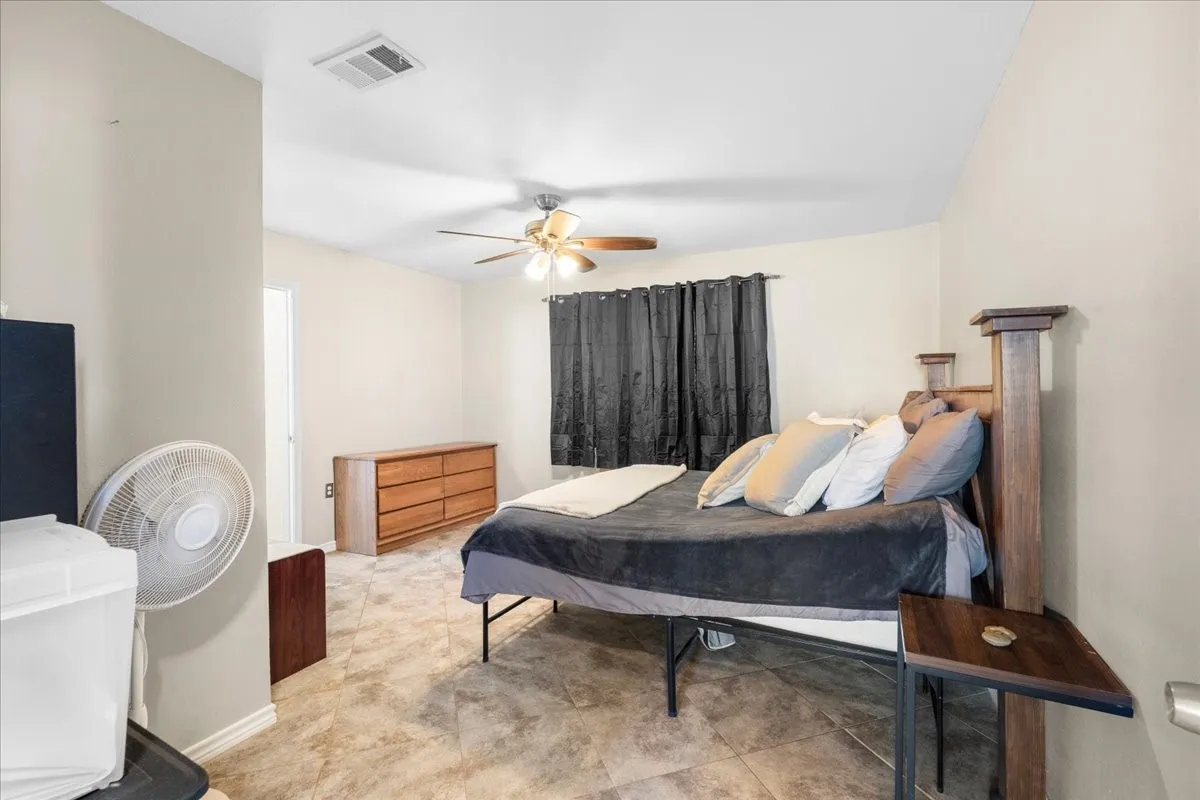 Recessed ceiling fan with integrated lighting