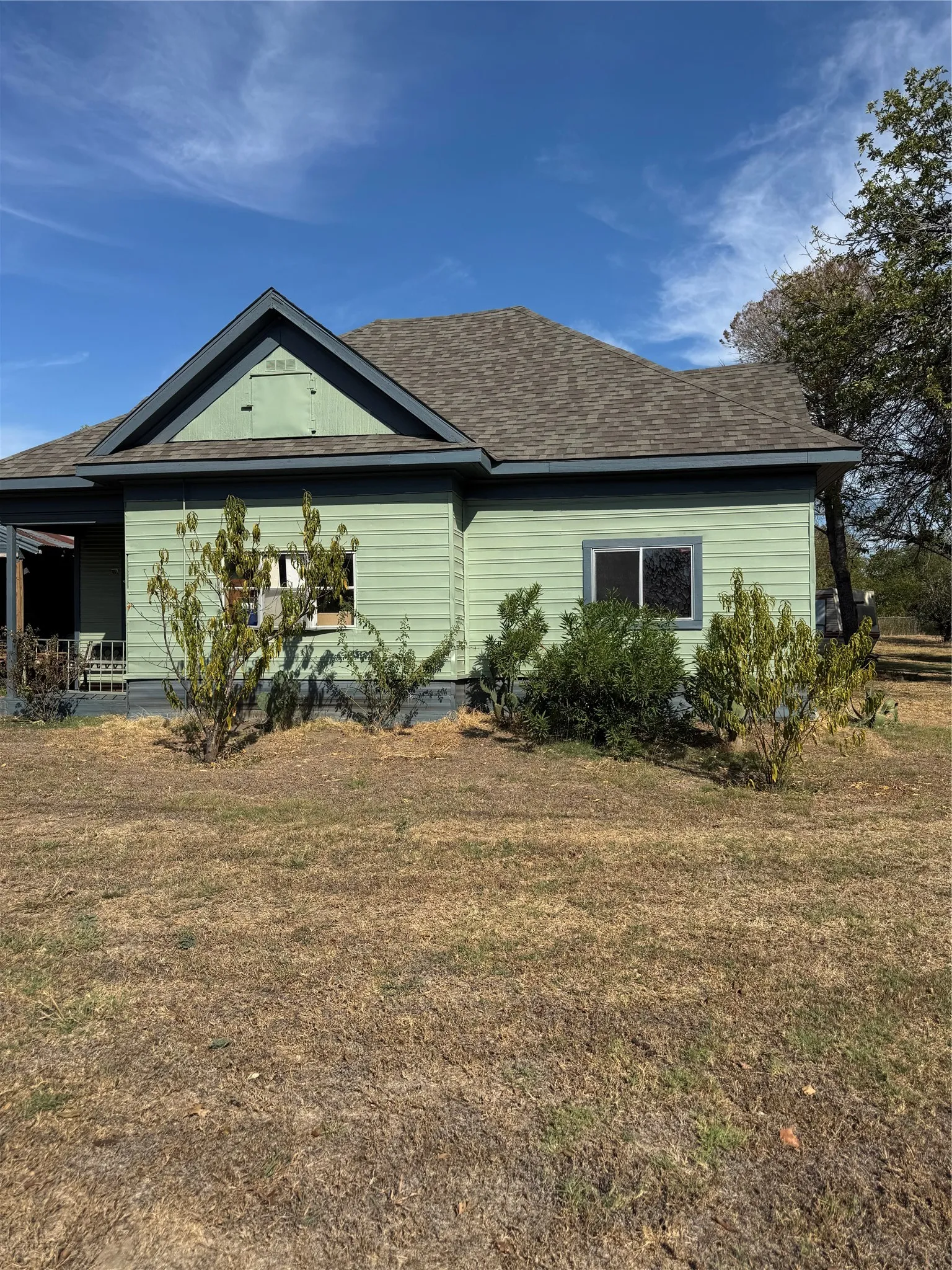 Single Family Residence For Sale in Navarro County , 102 N 6th Street W, Dawson, Texas 76639, 2 Bedroom, 2 Bathroom, 1 Garage spaces, 1,208 Sqft, built in 1910, mls#21393372, Real Estate Agent in Dawson, Homes For Sale in Navarro county, Homes For Sale in Dawson, Realtor in Dawson Texas, Real Estate Brokerage Independent Realty Texas, Luminita Cordes Realtor