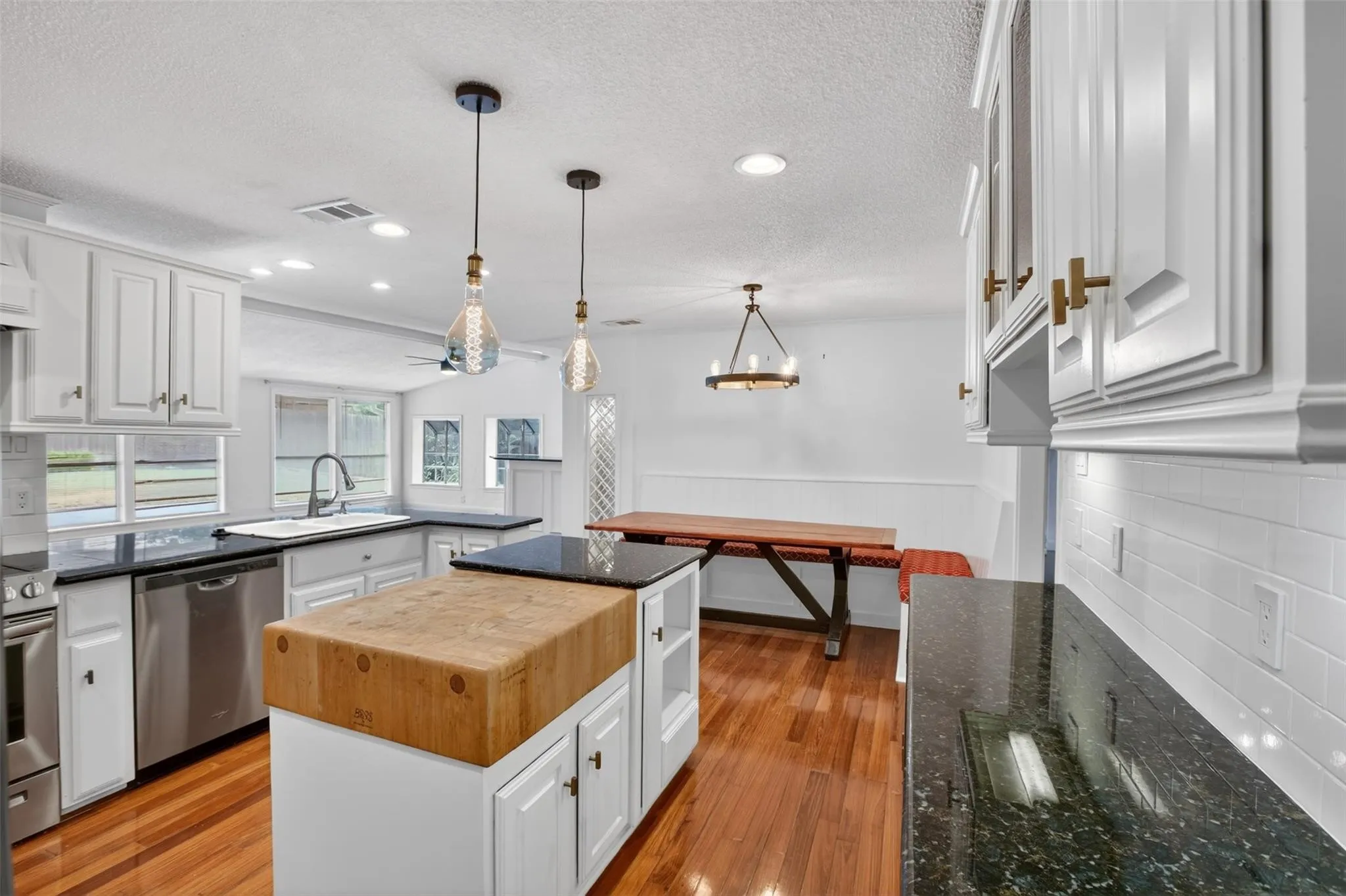 Single Family Residence For Sale in Dallas County , 9551 Highedge Drive, Dallas, Texas 75238, 4 Bedroom, 3 Bathroom, 2 Garage spaces, 2,954 Sqft, built in 1963, mls#21407549, Real Estate Agent in Dallas, Homes For Sale in Dallas county, Homes For Sale in Dallas, Realtor in Dallas Texas, Real Estate Brokerage Independent Realty Texas, Luminita Cordes Realtor