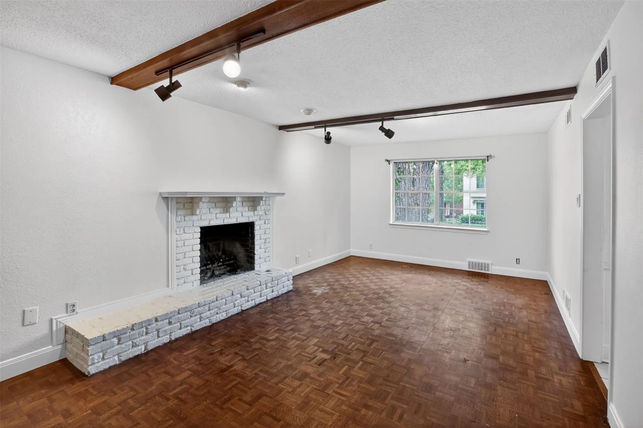 Single Family Residence For Sale in Dallas County , 9551 Highedge Drive, Dallas, Texas 75238, 4 Bedroom, 3 Bathroom, 2 Garage spaces, 2,954 Sqft, built in 1963, mls#21407549, Real Estate Agent in Dallas, Homes For Sale in Dallas county, Homes For Sale in Dallas, Realtor in Dallas Texas, Real Estate Brokerage Independent Realty Texas, Luminita Cordes Realtor